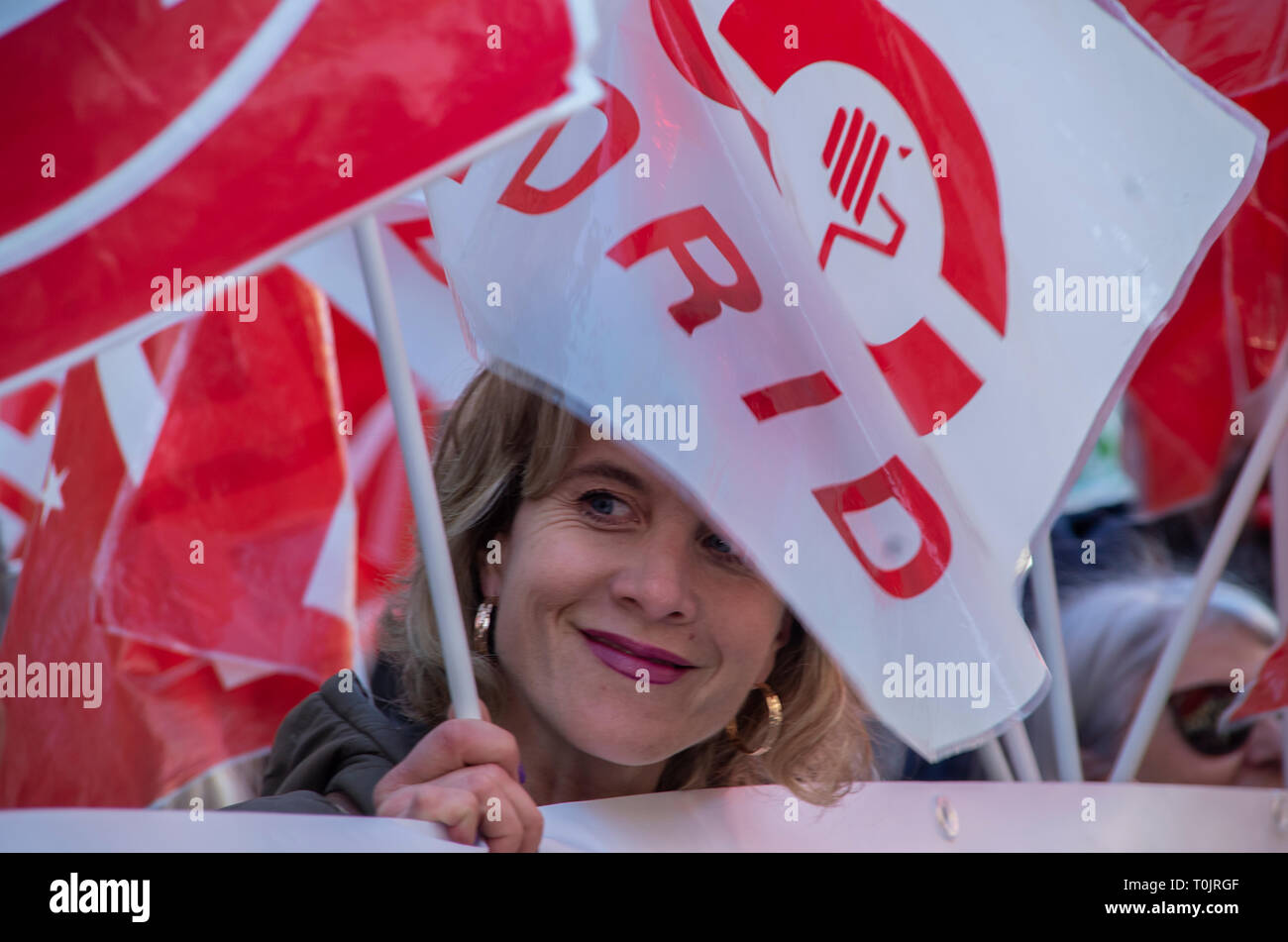 Madrid, Spagna. 20 Mar, 2019. I sindacati degli insegnanti a Madrid hanno protestato per chiedere una modifica della legge di pensionamento per consentire ai lavoratori di andare in pensione in precedenza al fine di garantire il lavoro per le nuove generazioni. Nella foto, una donna in segno di protesta con la bandiera del lavoratore di unioni di Madrid UGT Credito: Lora Grigorova/Alamy Live News Foto Stock