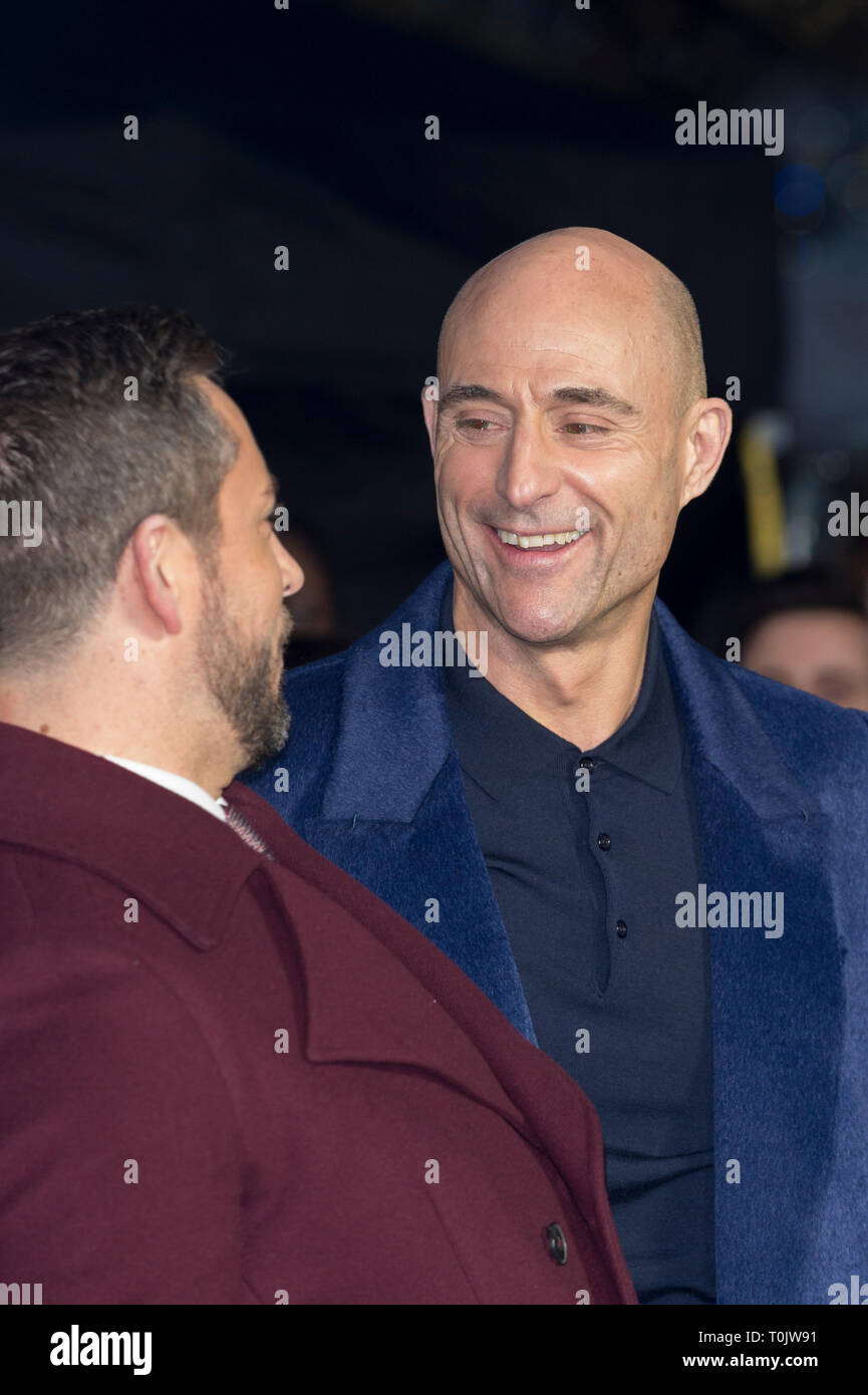 Londra, Regno Unito.(L a R) Zachary Levi (Shazam!) e Mark Strong (Dr Thaddeus Sivana) frequentano il photocall come 'SHAZAM!' stelle aperto nel mondo il primo Superpowered luna park nella capitale. Aperto al pubblico dal 21-22 marzo a Bernie Spagna giardini sulla banca del sud. Ispirato dai superpoteri di DC hero SHAZAM! E portato alla vita utilizzando la magia e le illusioni, fan possono mettere alla prova i propri poteri della forza, coraggio, Stamina, la potenza, la velocità e la saggezza per vincere i premi. Credito: Stephen Chung / Alamy Live News Foto Stock