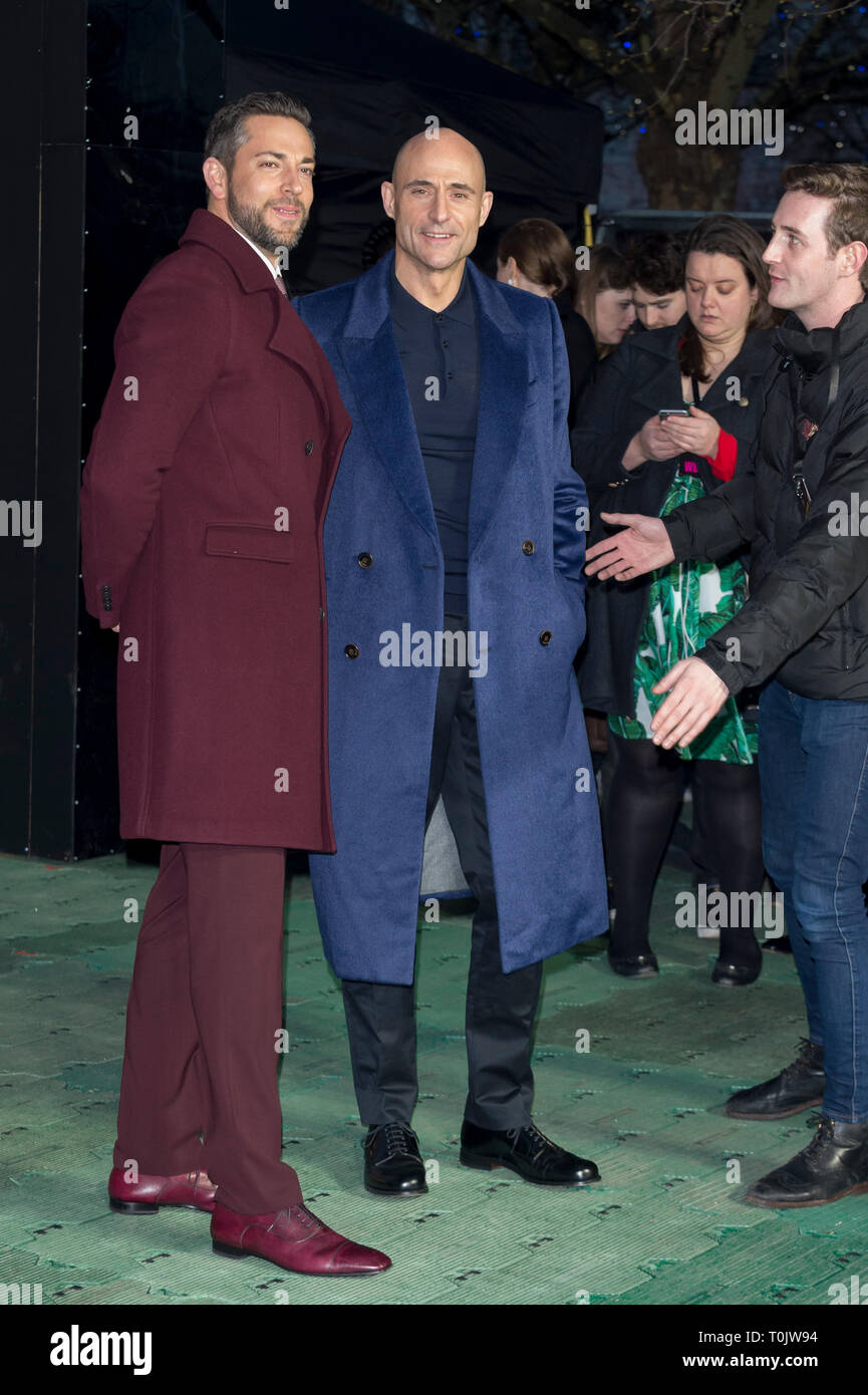 Londra, Regno Unito.(L a R) Zachary Levi (Shazam!) e Mark Strong (Dr Thaddeus Sivana) frequentano il photocall come 'SHAZAM!' stelle aperto nel mondo il primo Superpowered luna park nella capitale. Aperto al pubblico dal 21-22 marzo a Bernie Spagna giardini sulla banca del sud. Ispirato dai superpoteri di DC hero SHAZAM! E portato alla vita utilizzando la magia e le illusioni, fan possono mettere alla prova i propri poteri della forza, coraggio, Stamina, la potenza, la velocità e la saggezza per vincere i premi. Credito: Stephen Chung / Alamy Live News Foto Stock