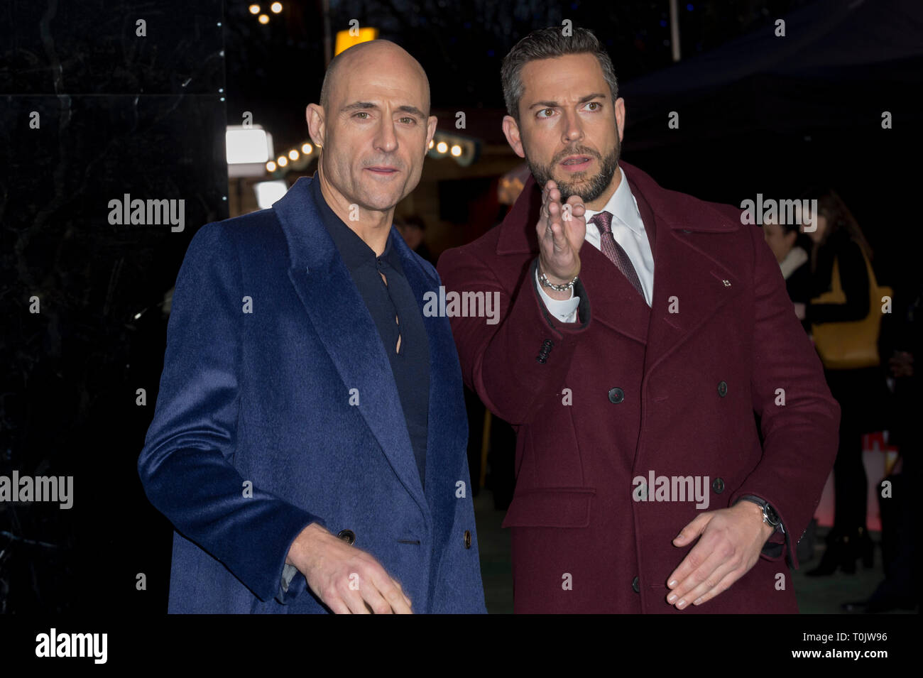 Londra, Regno Unito.(L a R) Mark Strong (Dr Thaddeus Sivana) e Zachary Levi (Shazam!) frequentano il photocall come 'SHAZAM!' stelle aperto nel mondo il primo Superpowered luna park nella capitale. Aperto al pubblico dal 21-22 marzo a Bernie Spagna giardini sulla banca del sud. Ispirato dai superpoteri di DC hero SHAZAM! E portato alla vita utilizzando la magia e le illusioni, fan possono mettere alla prova i propri poteri della forza, coraggio, Stamina, la potenza, la velocità e la saggezza per vincere i premi. Credito: Stephen Chung / Alamy Live News Foto Stock