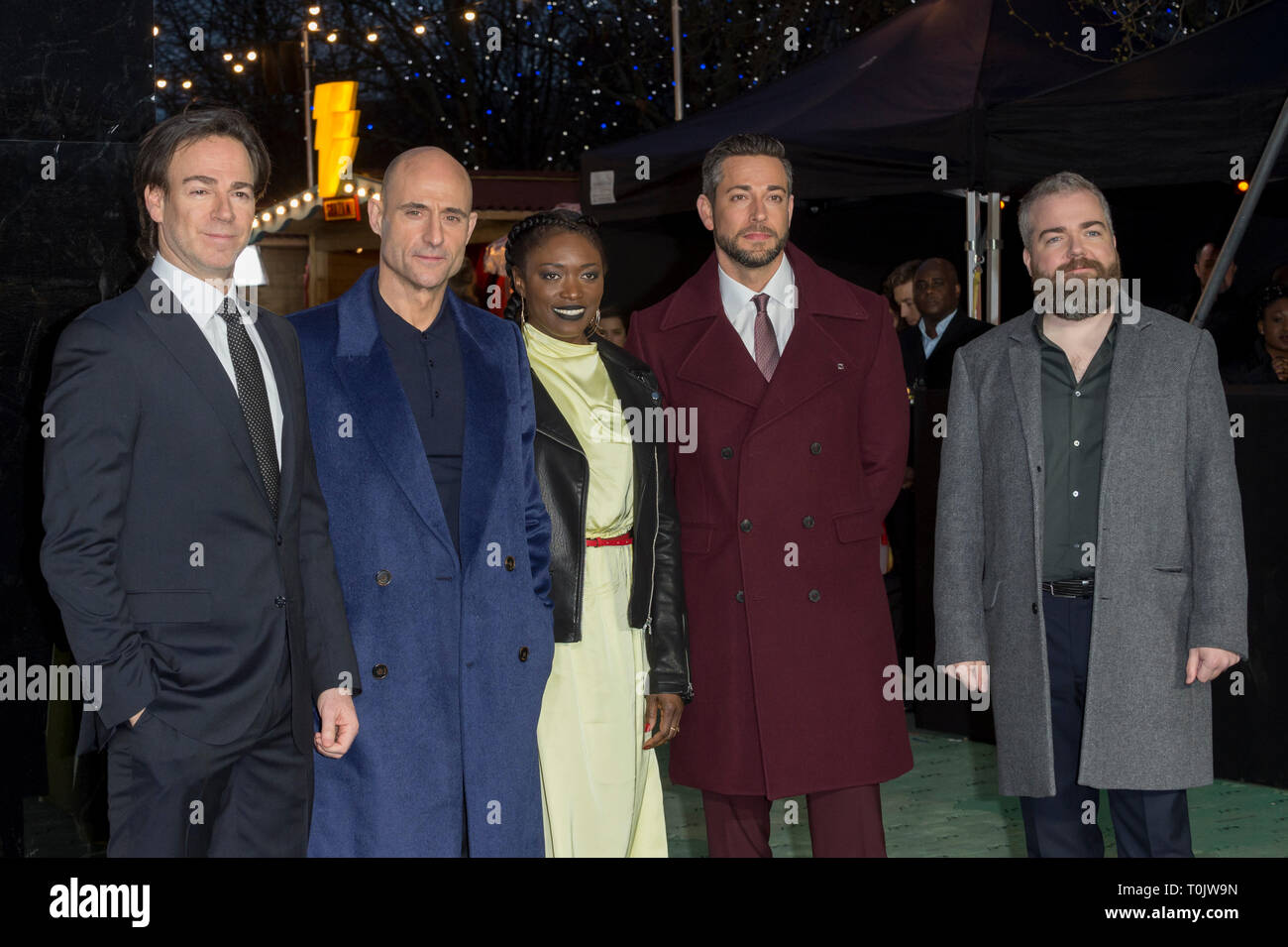 Londra, Regno Unito. 20 mar 2019. (L a R) Peter Safran (produttore), Mark Strong (Dr Thaddeus Sivana), Andi Osho (Ms Glover), Zachary Levi (Shazam!) e David F. Sandberg (Direttore) frequentano il photocall come 'SHAZAM!' stelle aperto nel mondo il primo Superpowered luna park nella capitale. Aperto al pubblico dal 21-22 marzo a Bernie Spagna giardini sulla banca del sud. Ispirato dai superpoteri di DC hero SHAZAM! E portato alla vita utilizzando la magia e le illusioni, fan possono mettere alla prova i propri poteri della forza, coraggio, Stamina, la potenza, la velocità e la saggezza per vincere i premi. Credito: Stephen Chung / Alamy Live News Foto Stock