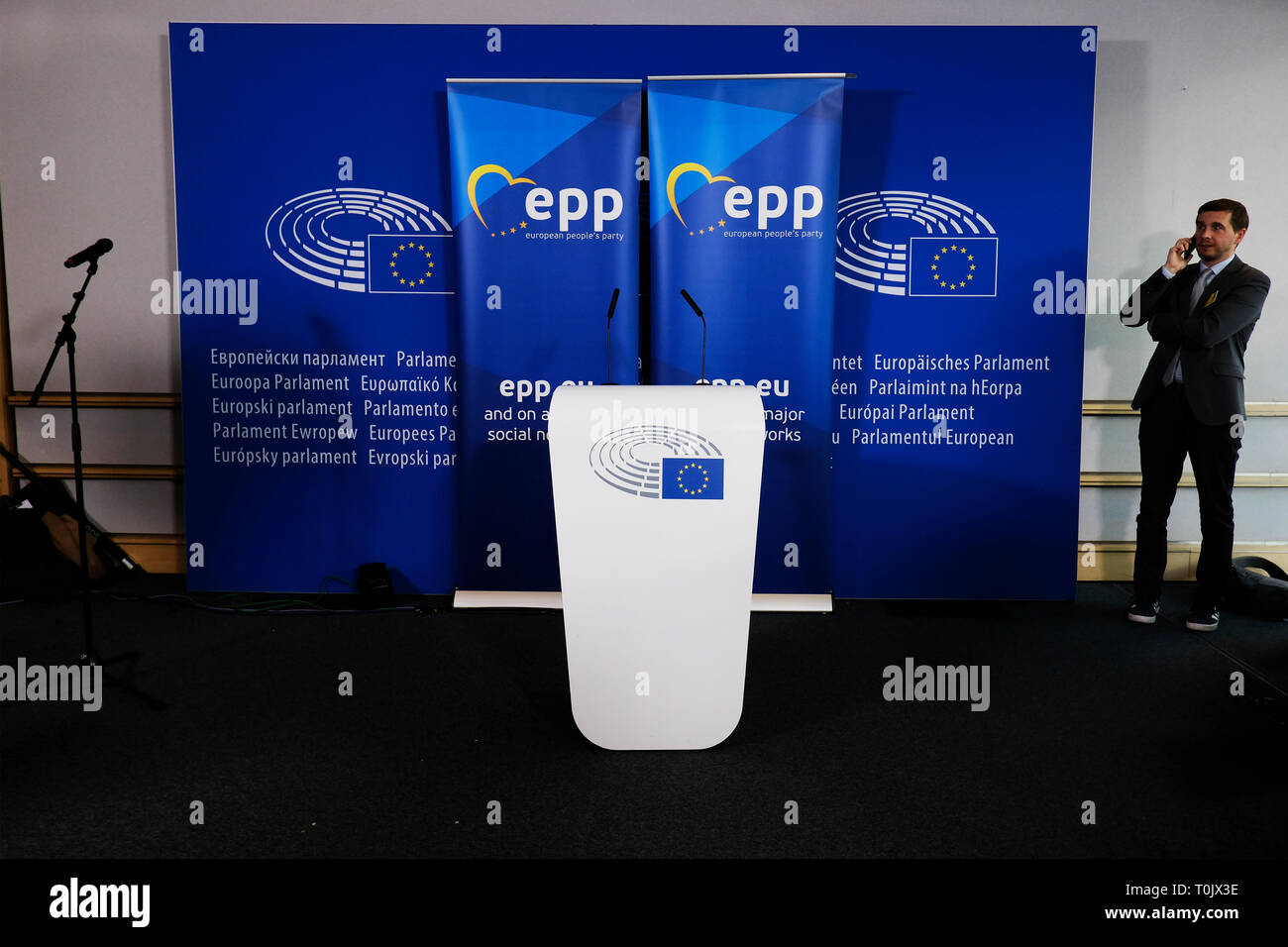 Bruxelles, Belgio. Xx Marzo 2019. Banner del Partito popolare europeo in seno al Parlamento europeo Credito: ALEXANDROS MICHAILIDIS/Alamy Live News Foto Stock