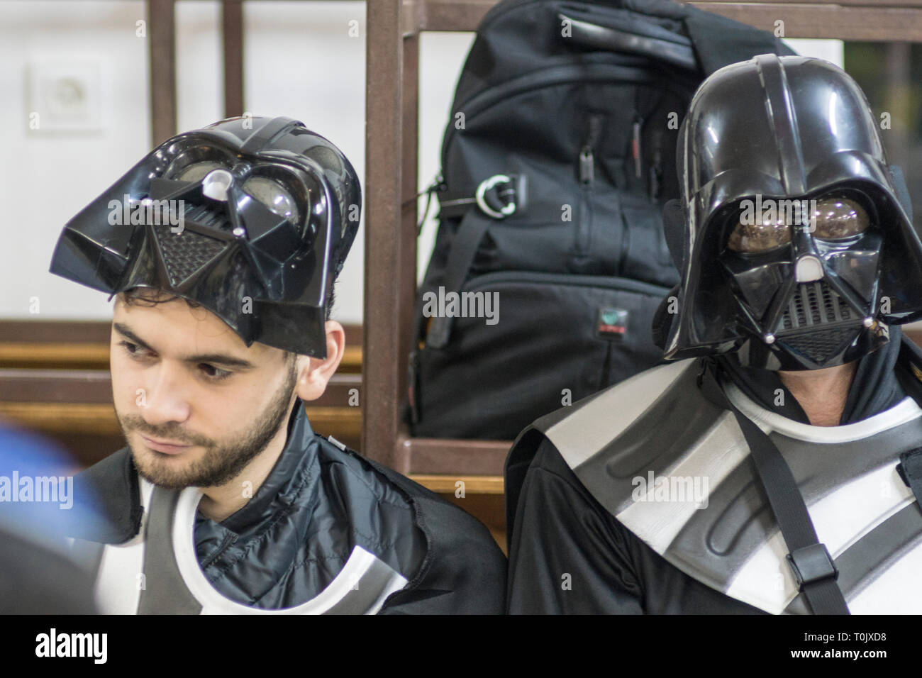 Elkana, Israele. 20 Mar, 2019. Due uomini vestiti come Darth Vader durante la TAT European Airlines il villaggio di Elkana, Israele, durante la lettura del libro di Ester in una Sinagoga durante la festa ebraica di Purim. In questa vacanza ebrei traditionaly vestito in costumi, leggere la chiocciola di Esther, una storia su un anti-ebraica complotto fallito nell antica Persia e fare un racket ogni volta che il nome di Haman, l'antagonista principale, è un credito: Yagil Henkin/Alamy Live News Foto Stock