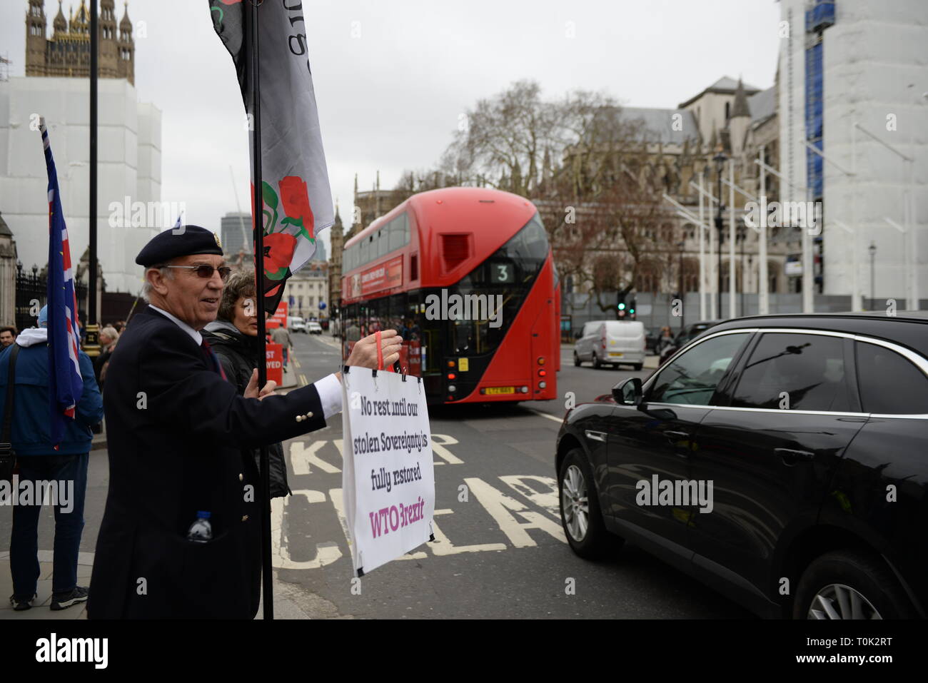 Londra, Regno Unito. 20 Mar, 2019. Pro lasciando l'Unione europea i diruttori George Cowey mostra il suo vessillo al di fuori dell'entrata al parlamento britannico, a Londra, mercoledì 20 marzo, 2019. Il Primo Ministro inglese Theresa Maggio dice che ha "grande rammarico personale' CHE IL REGNO UNITO non lascerà Unione europea con una trattativa la prossima settimana e che è il momento per il suo paese la i legislatori a decidere che cosa vogliono fare circa Brexit. Credito: Petr Kupec/CTK foto/Alamy Live News Foto Stock