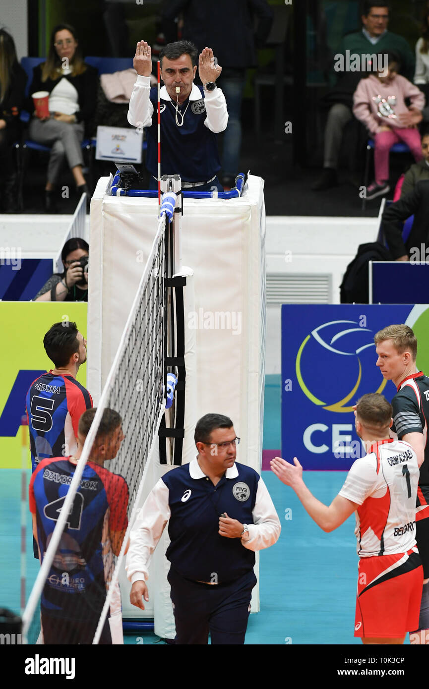 Candy Arena, Monza, Italia. Xx marzo, 2019. Il CEV Volleyball Challenge Cup uomini, Finale 1° gamba. arbitro Sotirios Delikostidis durante il confronto tra il Vero Volley Monza e Belogorie Belgorod alla caramella Arena Italia. Credito: Claudio Grassi/Alamy Live News Foto Stock