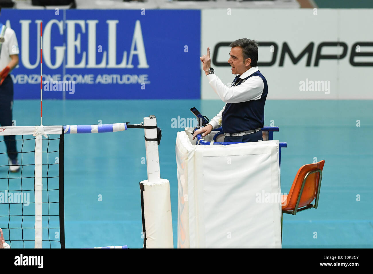 Candy Arena, Monza, Italia. Xx marzo, 2019. Il CEV Volleyball Challenge Cup uomini, Finale 1° gamba. arbitro Sotirios Delikostidis durante il confronto tra il Vero Volley Monza e Belogorie Belgorod alla caramella Arena Italia. Credito: Claudio Grassi/Alamy Live News Foto Stock