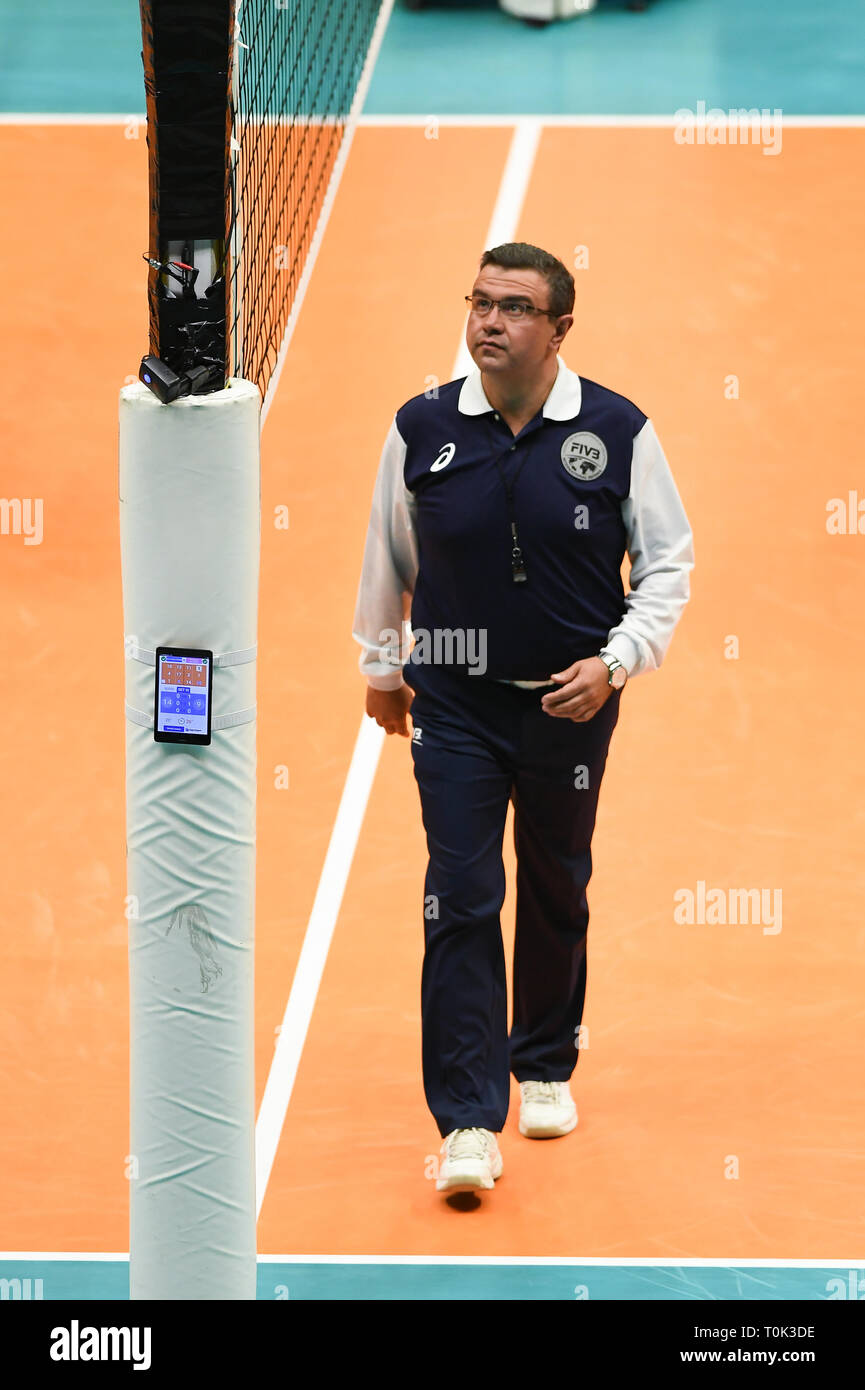Candy Arena, Monza, Italia. Xx marzo, 2019. Il CEV Volleyball Challenge Cup uomini, Finale 1° gamba. arbitro Nikola Micevski durante il confronto tra il Vero Volley Monza e Belogorie Belgorod alla caramella Arena Italia. Credito: Claudio Grassi/Alamy Live News Foto Stock
