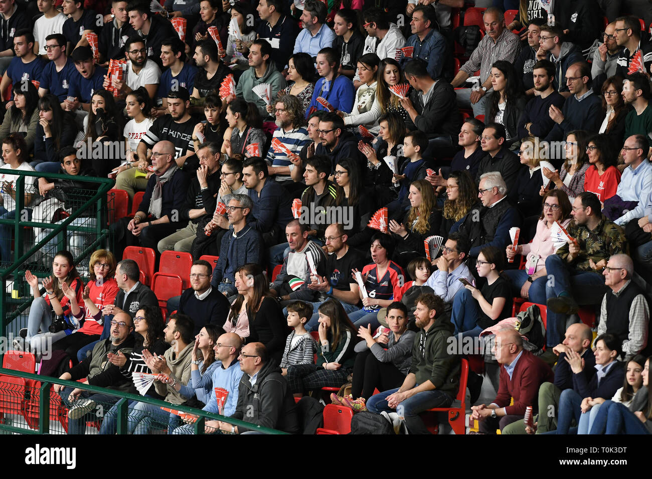 Candy Arena, Monza, Italia. Xx marzo, 2019. Il CEV Volleyball Challenge Cup uomini, finale, gamba 1a. Monza la folla durante il match tra Vero Volley Monza e Belogorie Belgorod alla caramella Arena Italia. Credito: Claudio Grassi/Alamy Live News Foto Stock