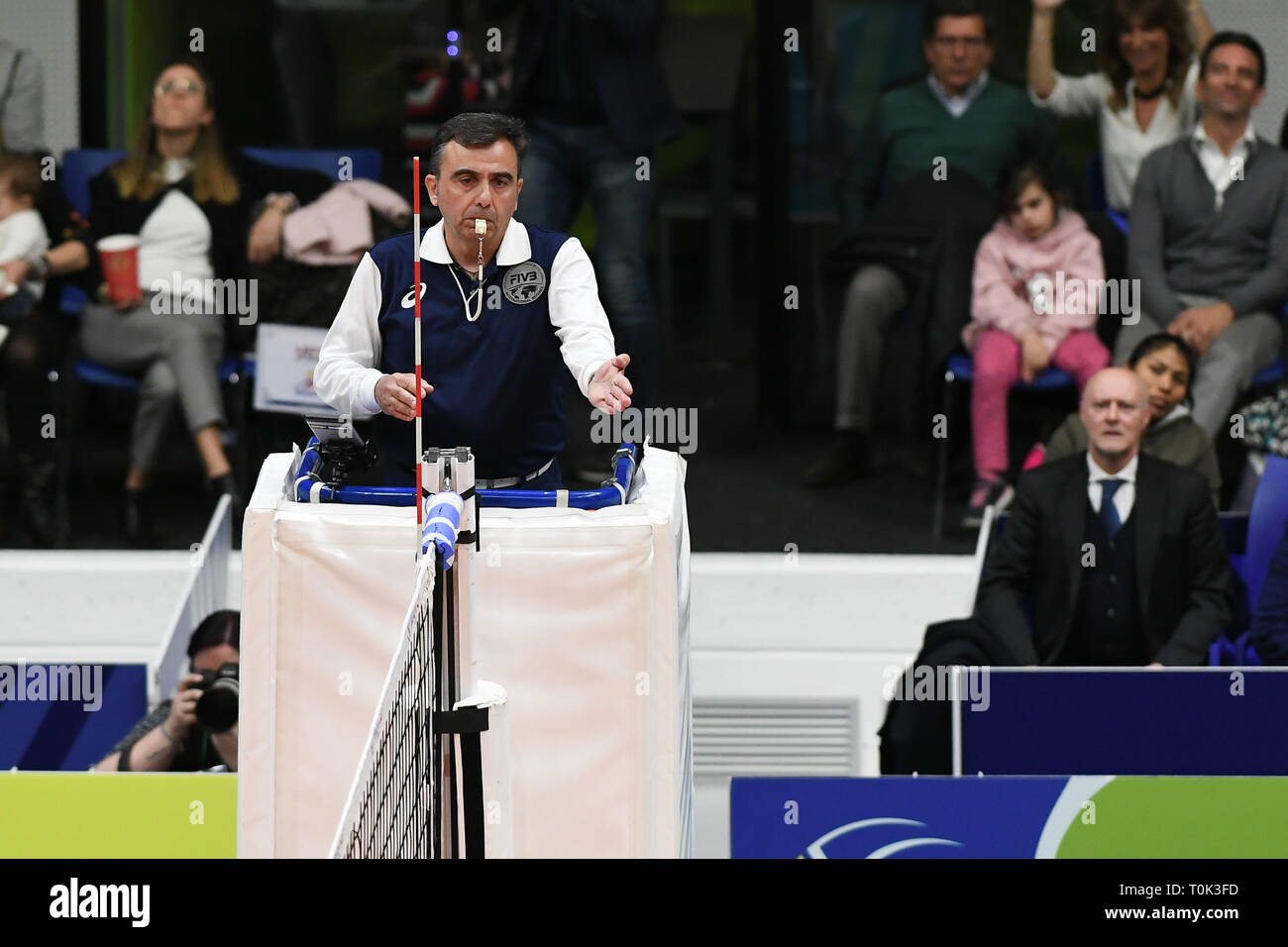 Candy Arena, Monza, Italia. Xx marzo, 2019. Il CEV Volleyball Challenge Cup uomini, Finale 1° gamba. arbitro Sotirios Delikostidis durante il confronto tra il Vero Volley Monza e Belogorie Belgorod alla caramella Arena Italia. Credito: Claudio Grassi/Alamy Live News Foto Stock