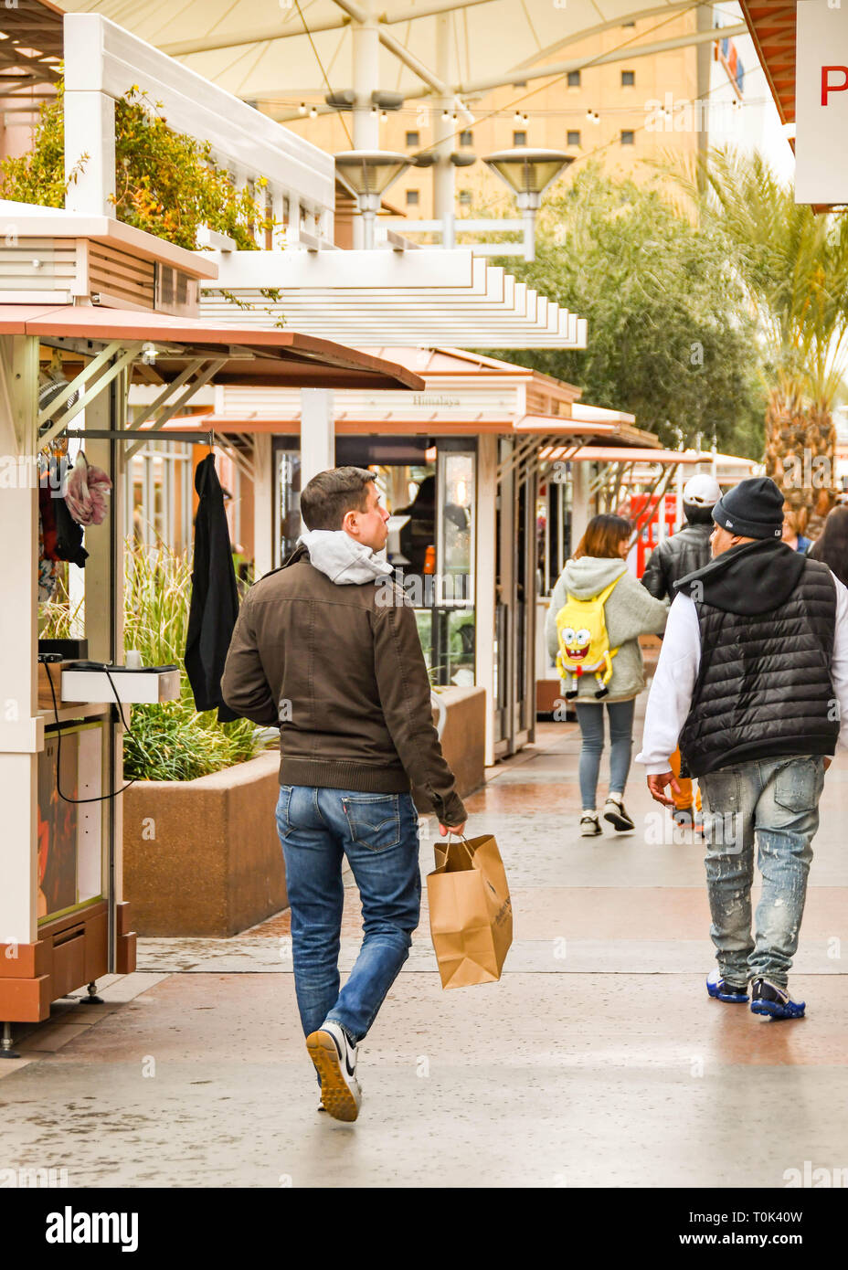 LAS VEGAS, NV, Stati Uniti d'America - Febbraio 2019: gli acquirenti in Premium Outlets in Las Vegas Nord. Foto Stock