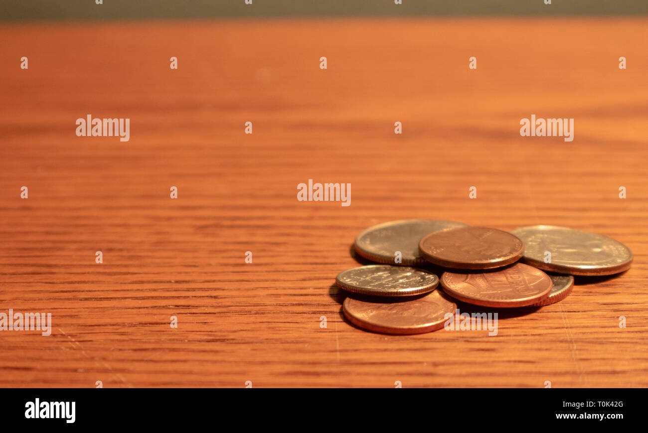 Questa è una foto macro di un mucchio di monete statunitensi su un bel tavolo. Foto Stock