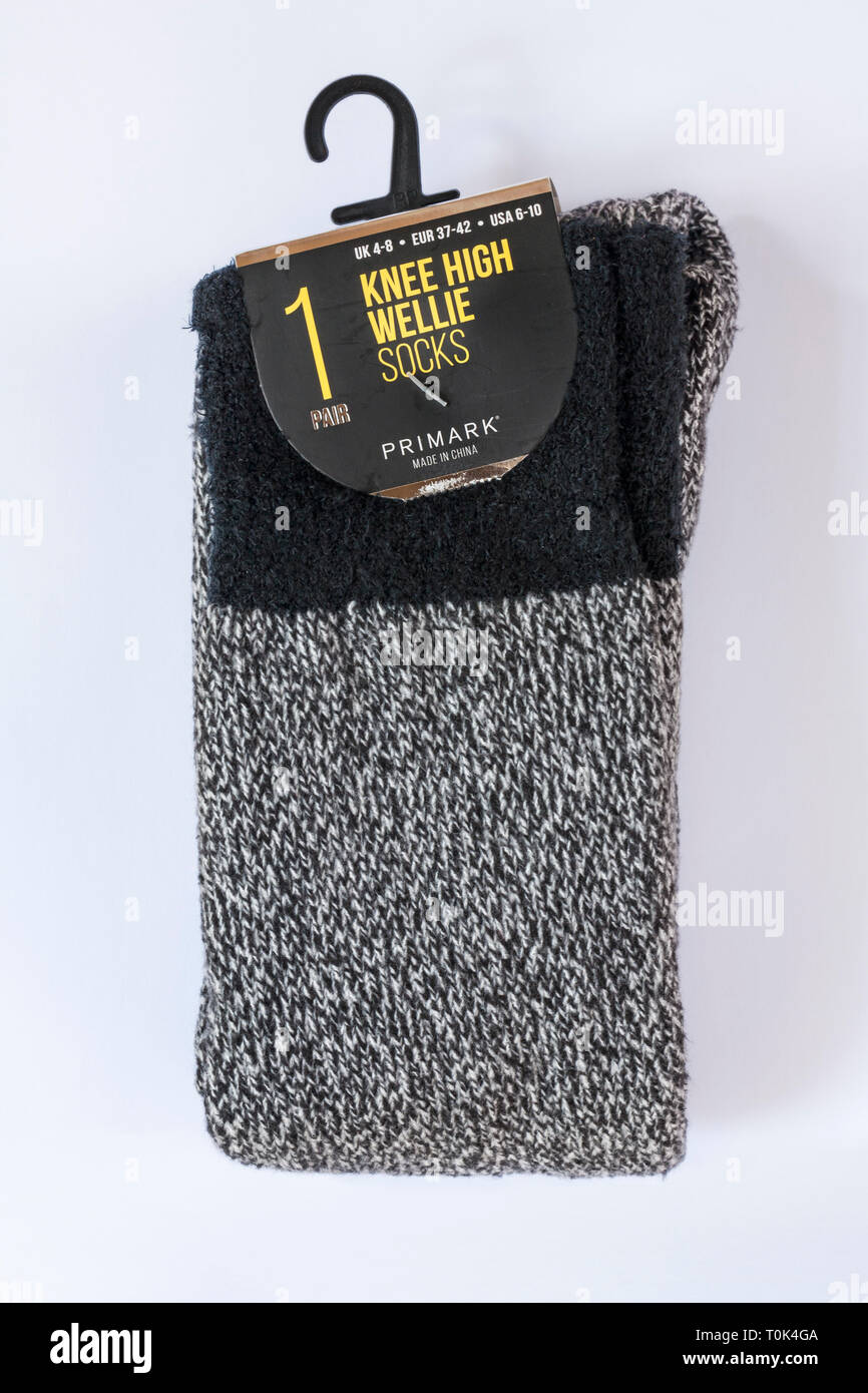 Confezione di calze wellie alte al ginocchio da Primark Made in China isolate su sfondo bianco Foto Stock