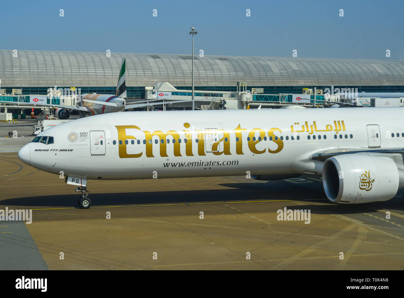 Dubai, Emirati Arabi Uniti - dic 9 2018. Un Boeing 777-300ER aeroplano di Emirates docking all'Aeroporto Internazionale di Dubai (DXB). Foto Stock