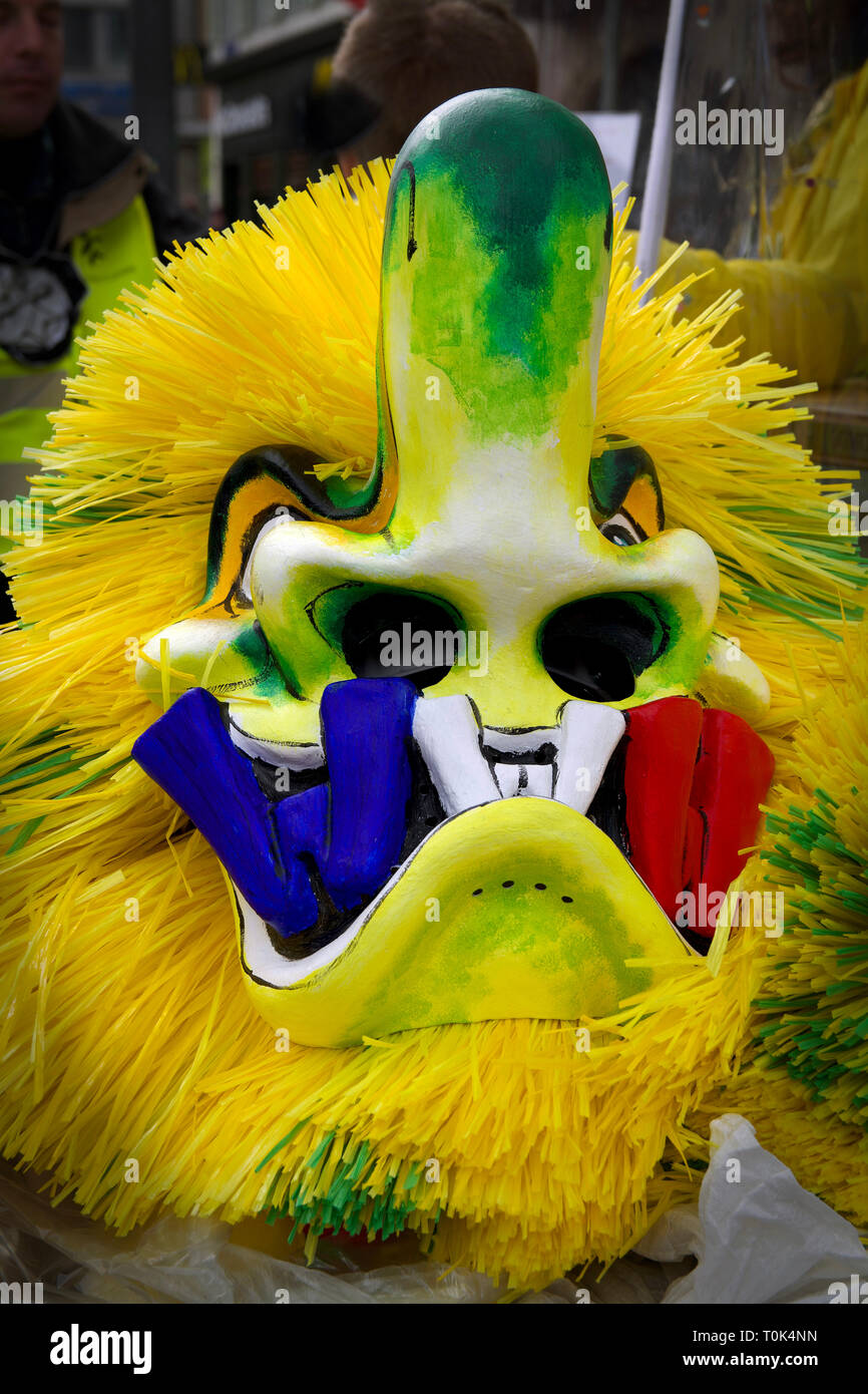Una coloratissima Maschera del Carnevale di Basilea in Svizzera rappresentano una cosiddetta Waggis, un contadino alsaziano del XIX secolo. Foto Stock