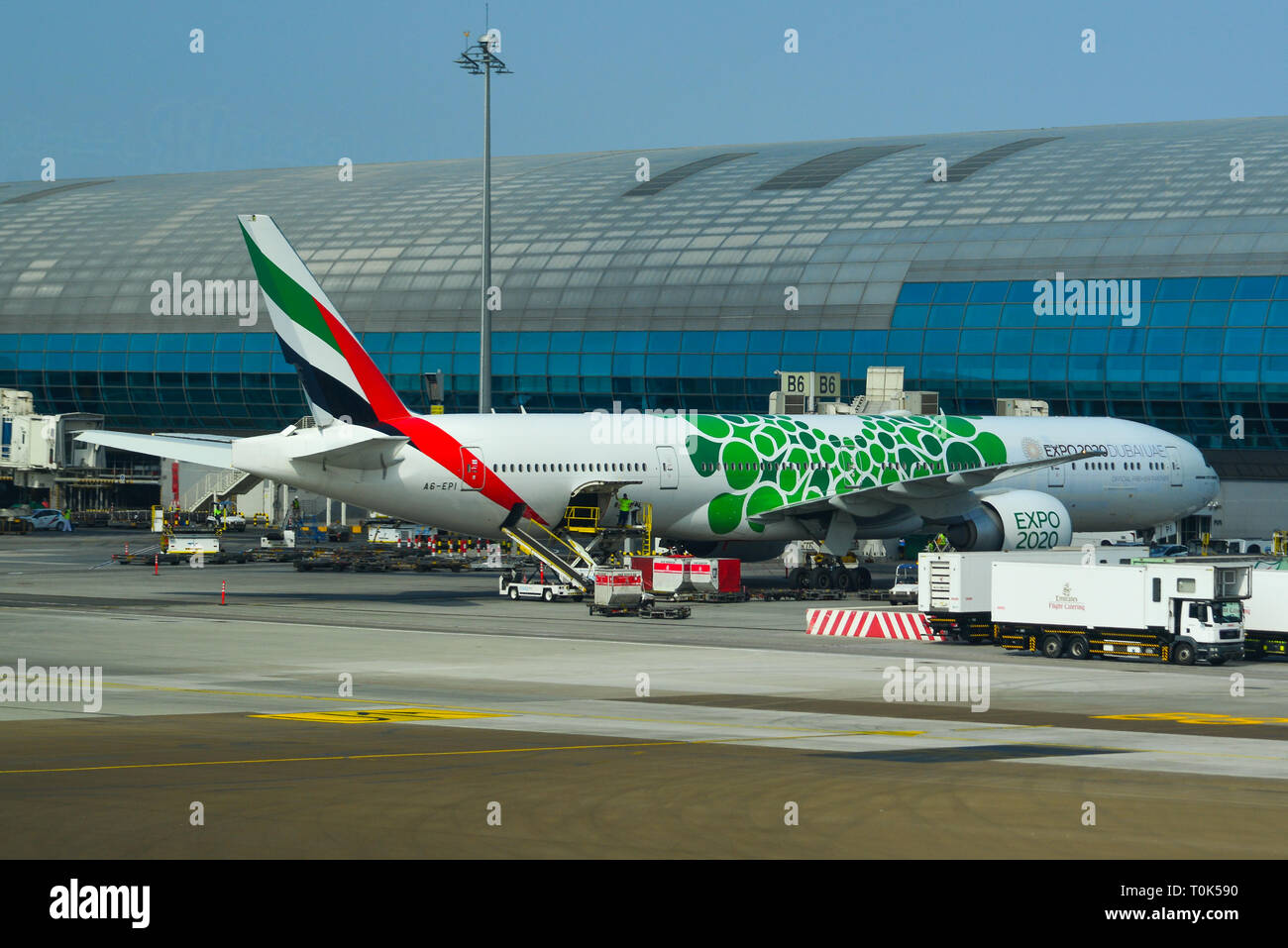 Dubai, Emirati Arabi Uniti - dic 9 2018. Un Boeing 777-300ER aeroplano di Emirates docking all'Aeroporto Internazionale di Dubai (DXB). Foto Stock