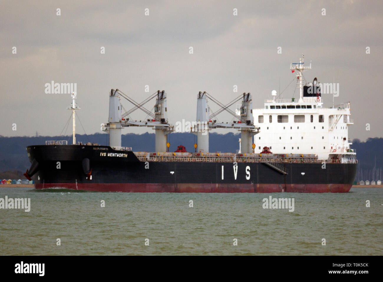 Nave,Spedizioni,Bulk Carrier,,IV,Wentworth,Singapore,bandiera,Casa,porto,lasciando Southampton,Porto,immissione,l'Solent,Cowes,Isle of Wight, England, Regno Unito, Foto Stock