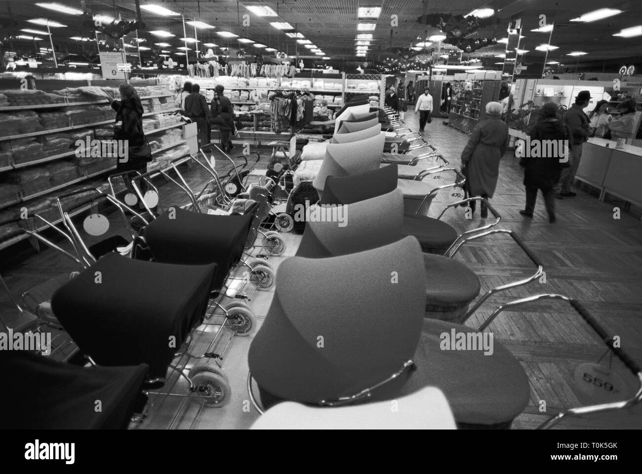 Geografia / viaggi, Germania, REPUBBLICA DEMOCRATICA TEDESCA, Dresda, department store Centrum, la sezione per la PRAM, 11.12.1989, Additional-Rights-Clearance-Info-Not-Available Foto Stock