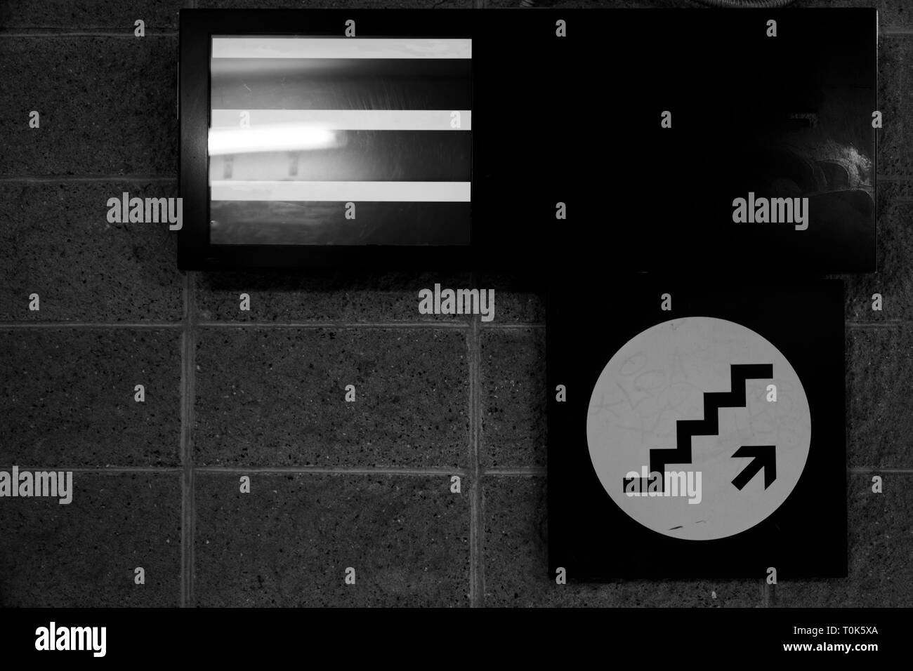 Scale che salgono segno sulla parete texture di sfondo spazio di copia Foto Stock