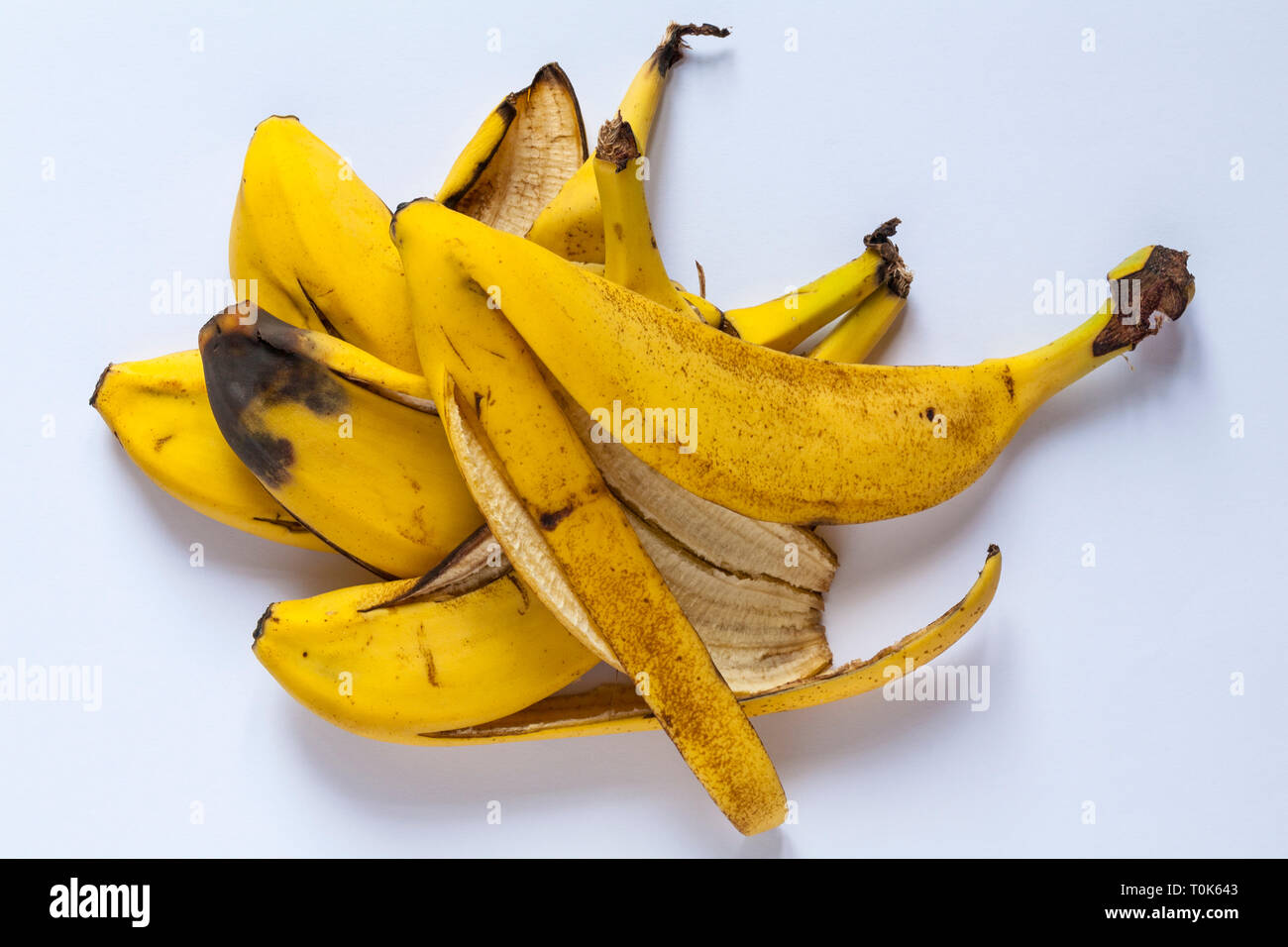 Pila di bucce di banana pronto per il compostaggio isolati su sfondo bianco Foto Stock