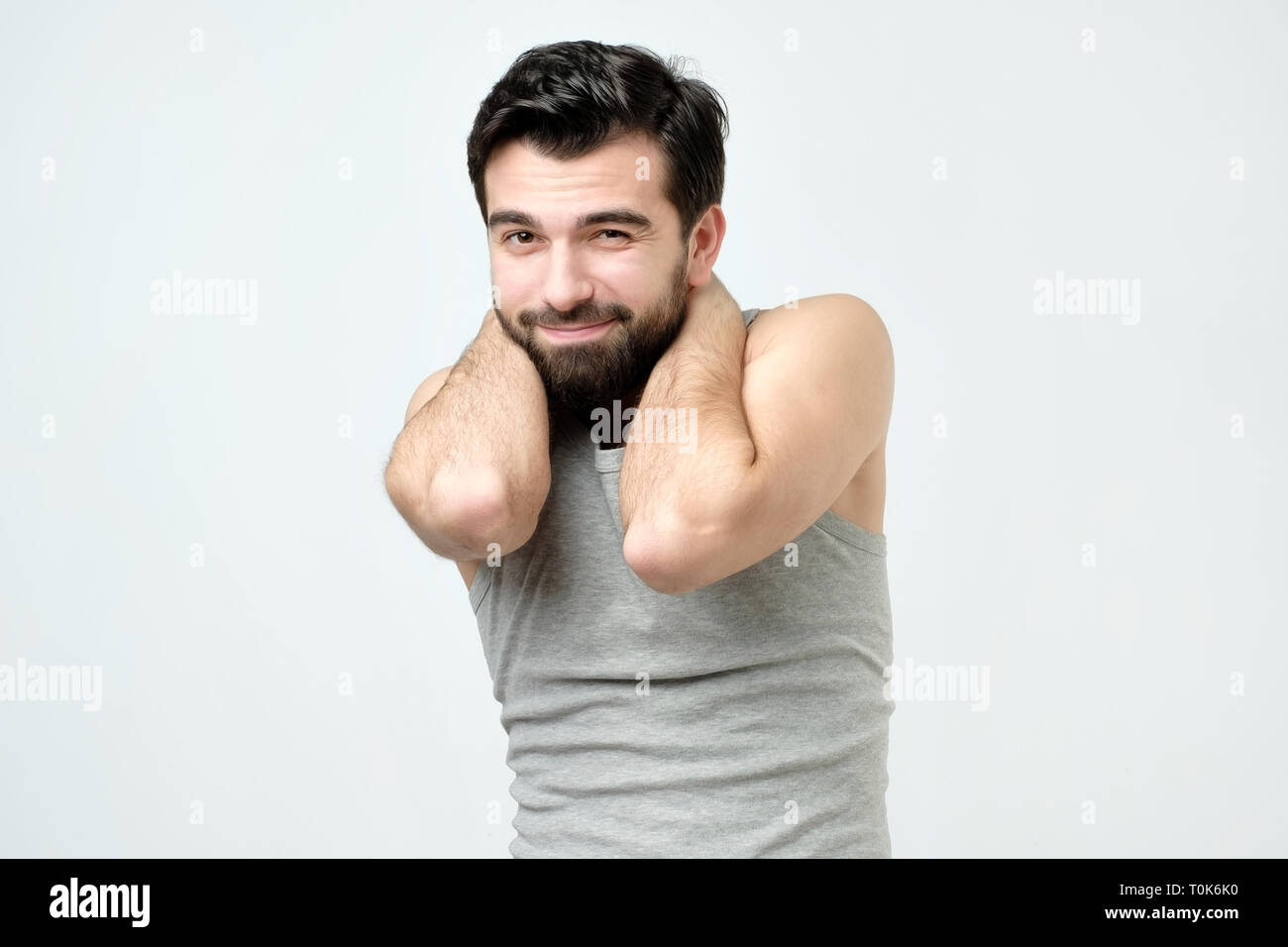 Giovane uomo ispanico con la barba è sentirsi colpevole. Foto Stock