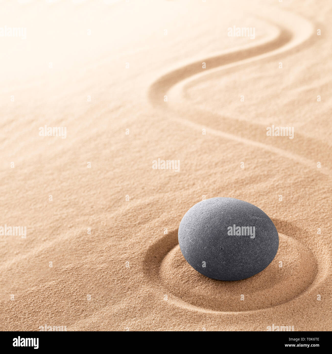 Spa Wellness per la vita interiore della terapia e della salute spirituale. Meditazione Zen Stone per il relax. Il concetto di purezza per equilibrio e armonia. Sfondo con Foto Stock