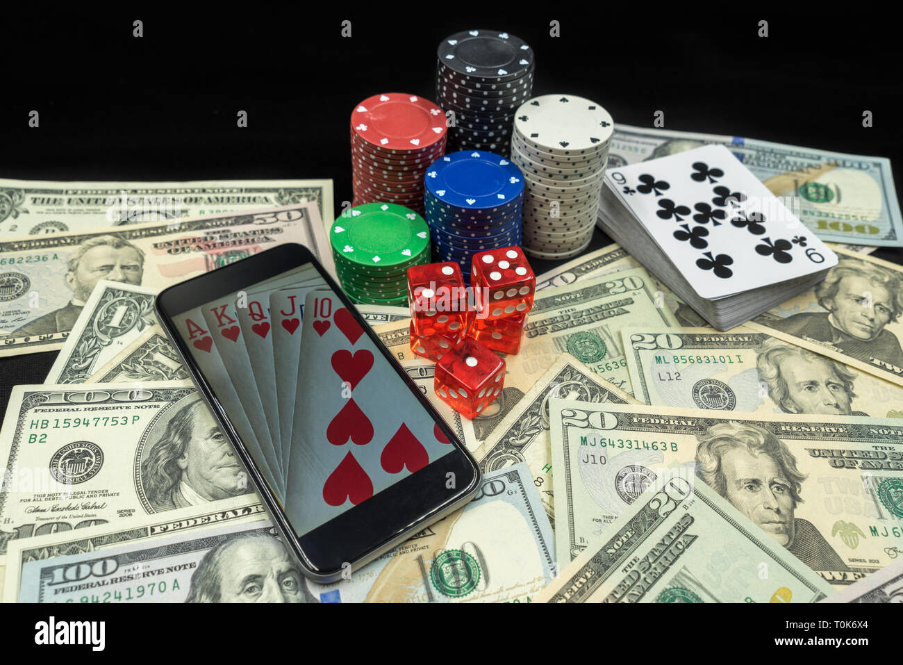 Selezione di elementi di gioco d'azzardo, Poker chips, dice, giocando a carte e denaro, con un telefono cellulare, gioco d'azzardo online Foto Stock