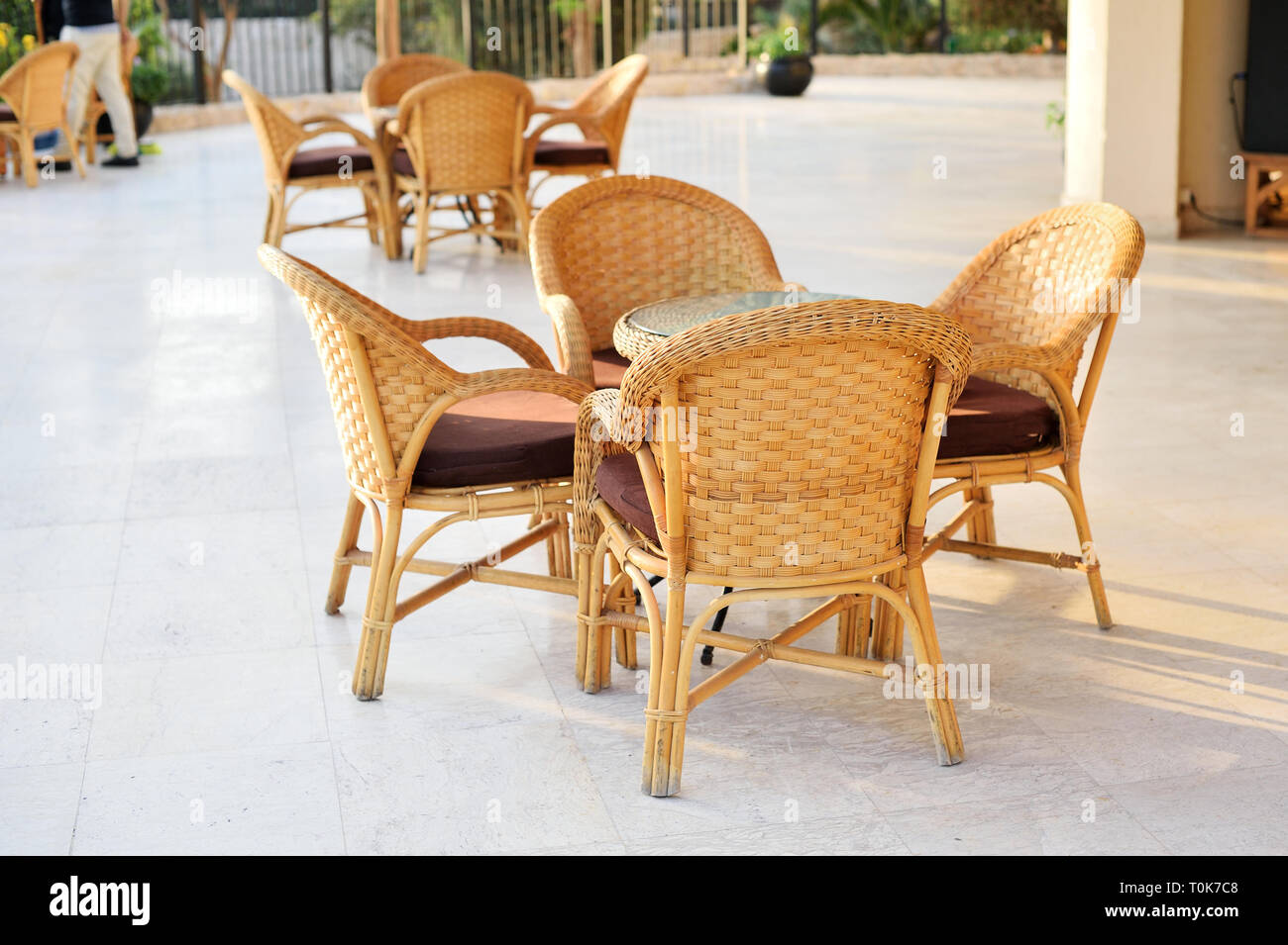 Legno tavolo e sedia in estate terrazza ristorante, cafe nell'hotel. Foto Stock