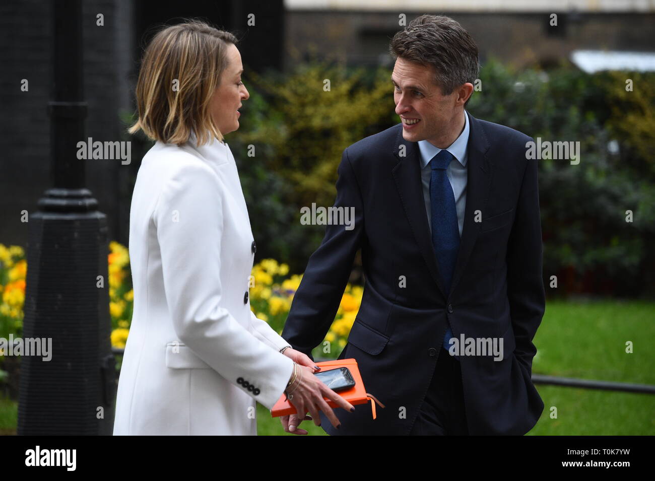 BBC Corespondent Laura Kuenssberg parla con il Segretario della Difesa Gavin Williamson a Downing Street, Londra. Foto Stock