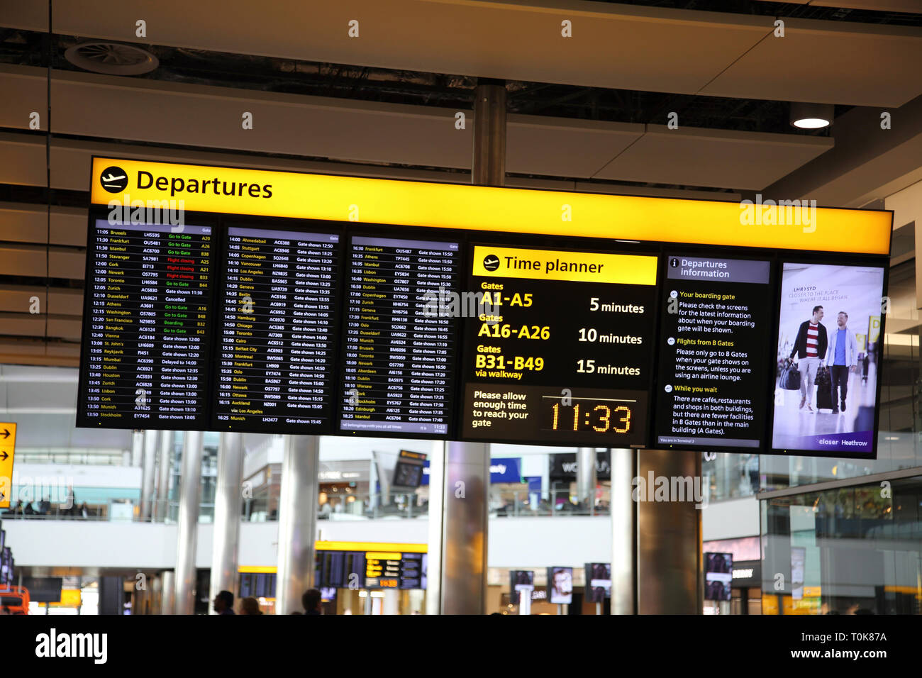 Inghilterra Heathrow Airport Terminal due partenze Board Foto Stock