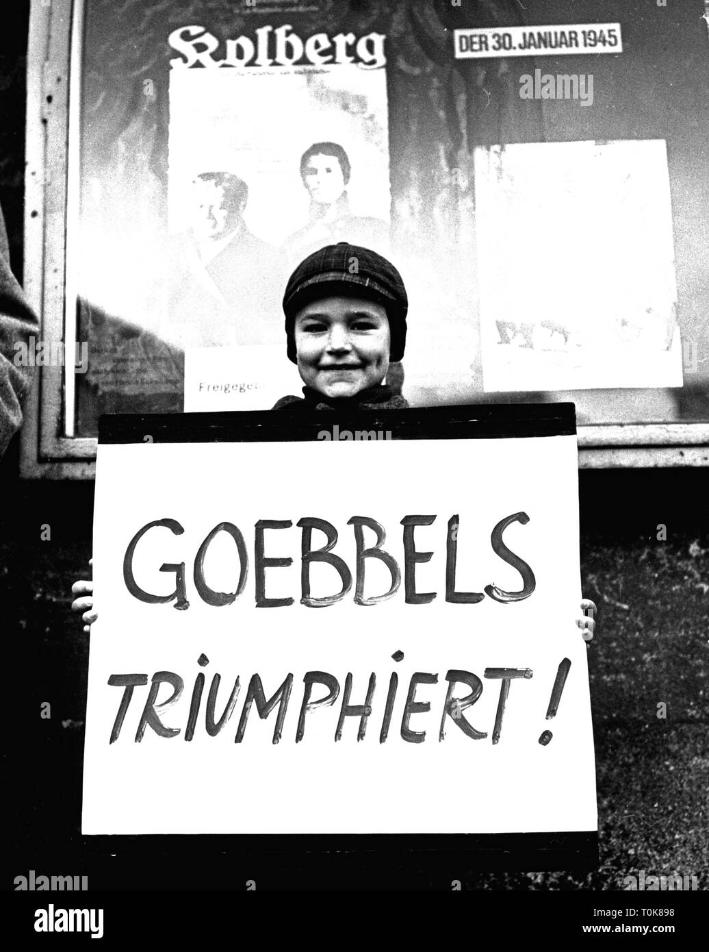 Film / cinema, "Goebbels triumphiert' (Goebbels trionfante), ragazzino con targhetta di protesta contro il riavvio della nazionale di propaganda socialista film 'Kolberg', novembre 1965, Additional-Rights-Clearance-Info-Not-Available Foto Stock
