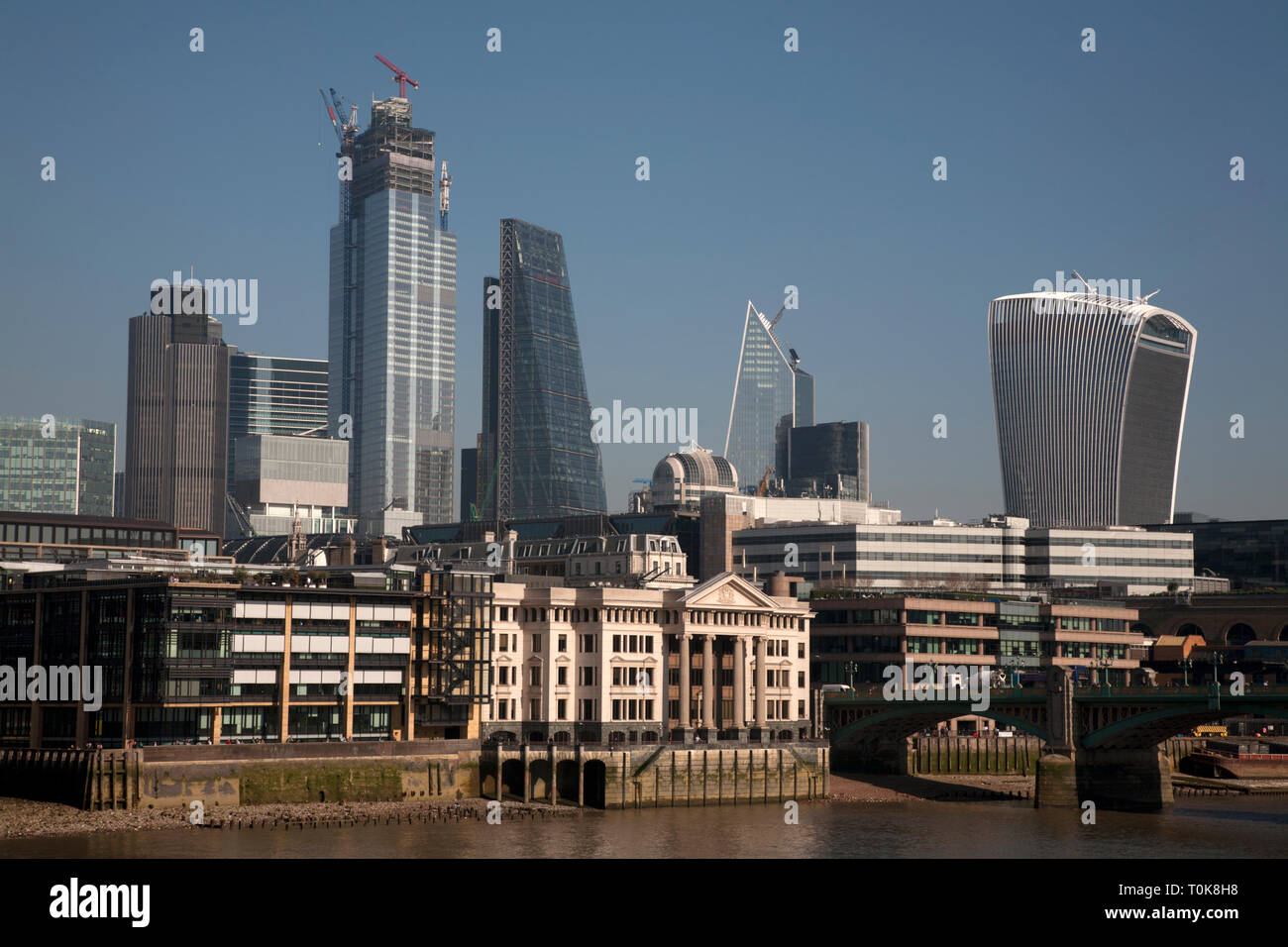 Il fiume Tamigi e la città di grattacieli di Londra Londra Inghilterra Foto Stock