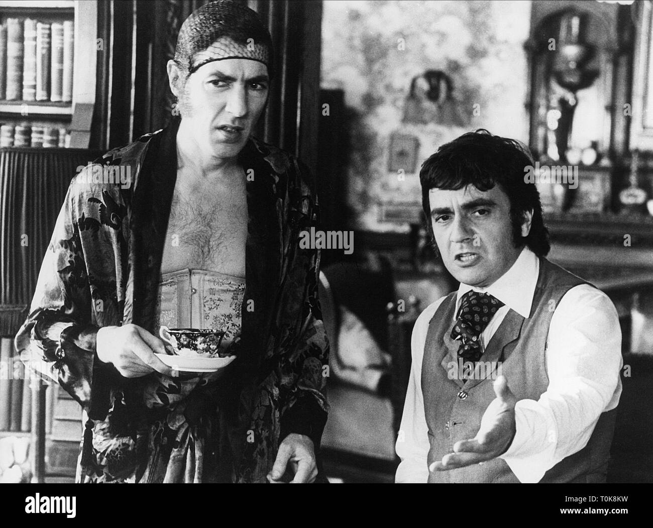 PETER COOK, DUDLEY MOORE, HOUND DEL BASKERVILLES, 1978 Foto Stock