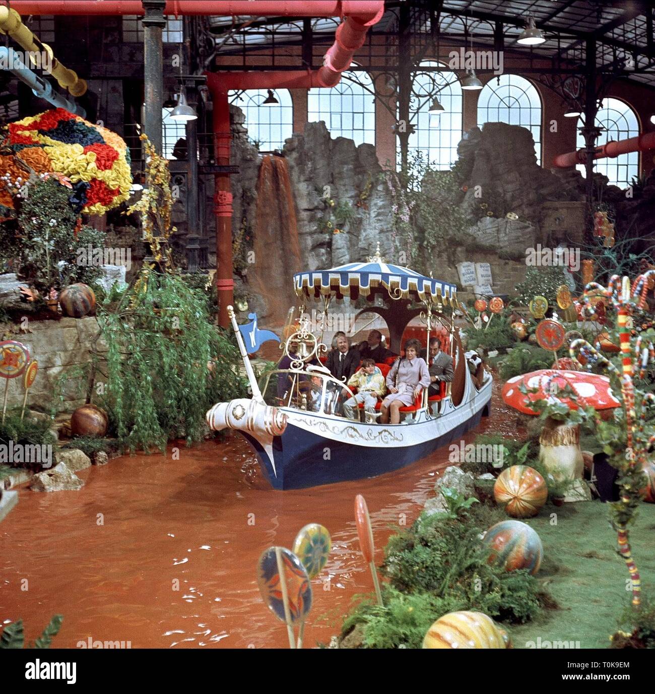 WILLY WONKA & la fabbrica di cioccolato, GENE WILDER, PETER OSTRUM, JACK ALBERTSON, PARIS THEMMEN , NORA DENNEY, 1971 Foto Stock