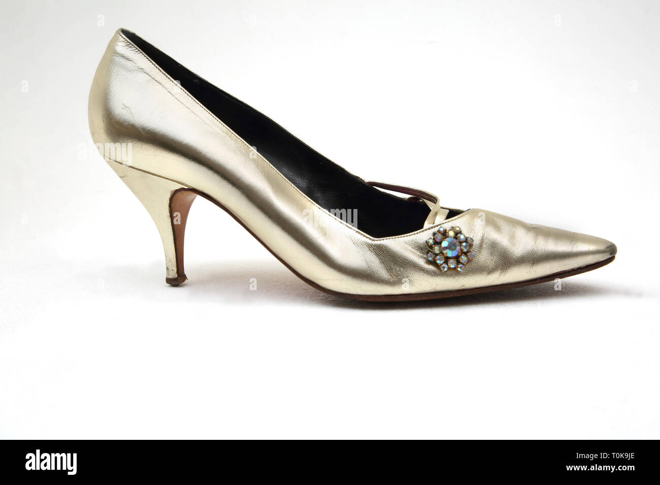 Oro tacco gattino scarpa con il Costume gioiello sul lato Foto Stock