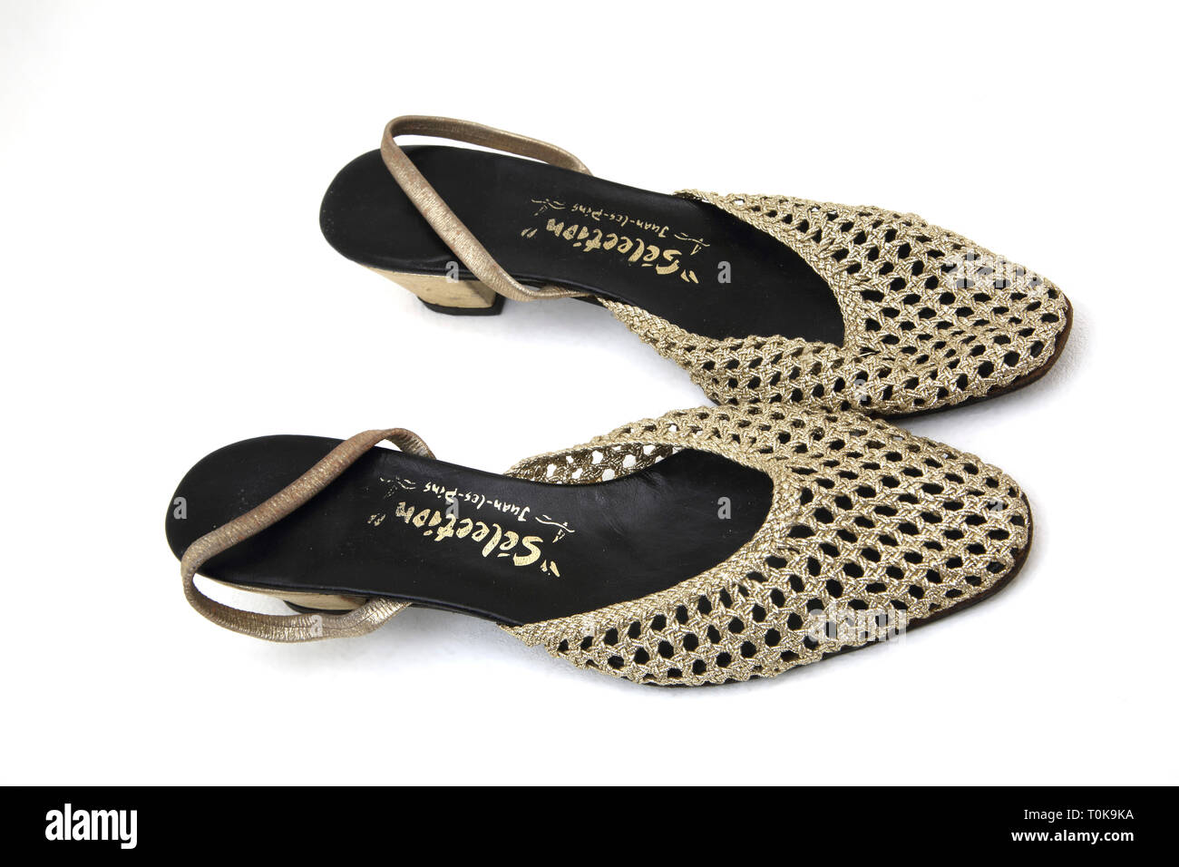 Vintage 1950/60's blocco d'oro imbracatura di tacco sandali indietro Foto Stock