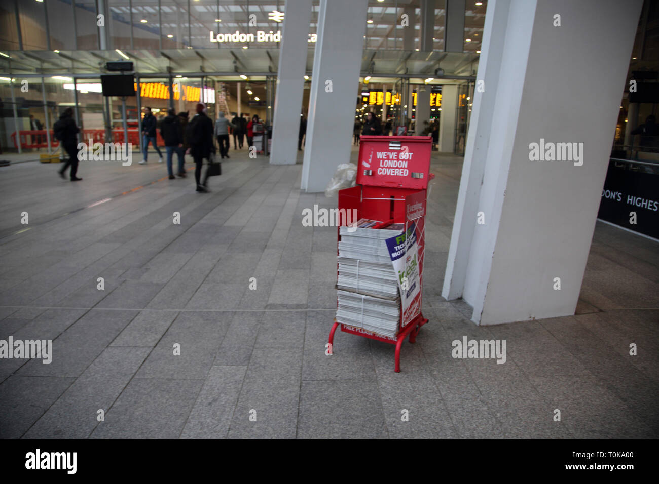 Southwark Londra Inghilterra London Bridge Station Free Evening Standard quotidiani Foto Stock
