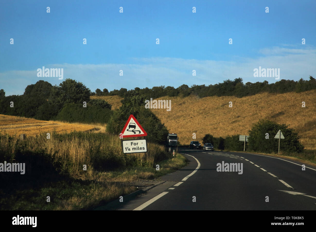 Auto sulla A303 sul modo per Dorset strada sdrucciolevole avanti signEngland Foto Stock