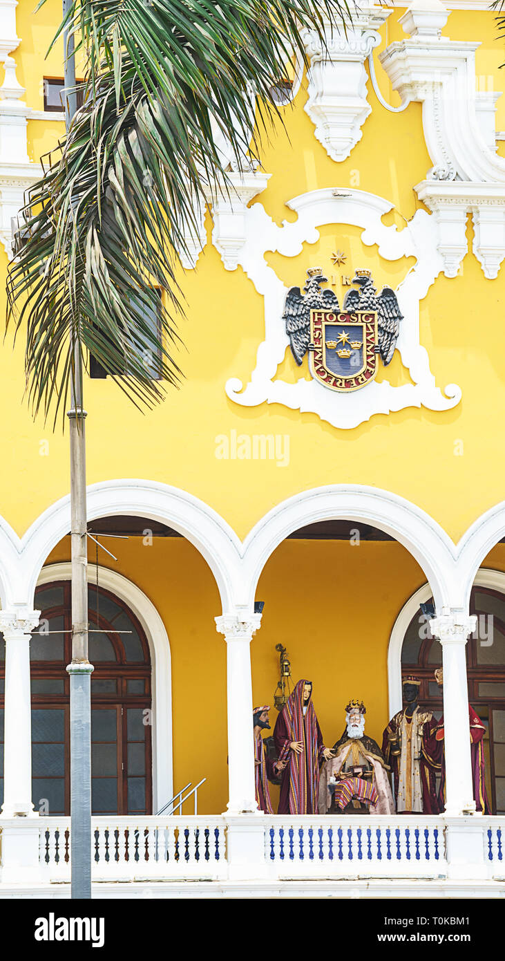 Vista di Plaza de Armas, Lima piazza principale, Perù. Bellissimo il colore giallo edificio. Foto Stock