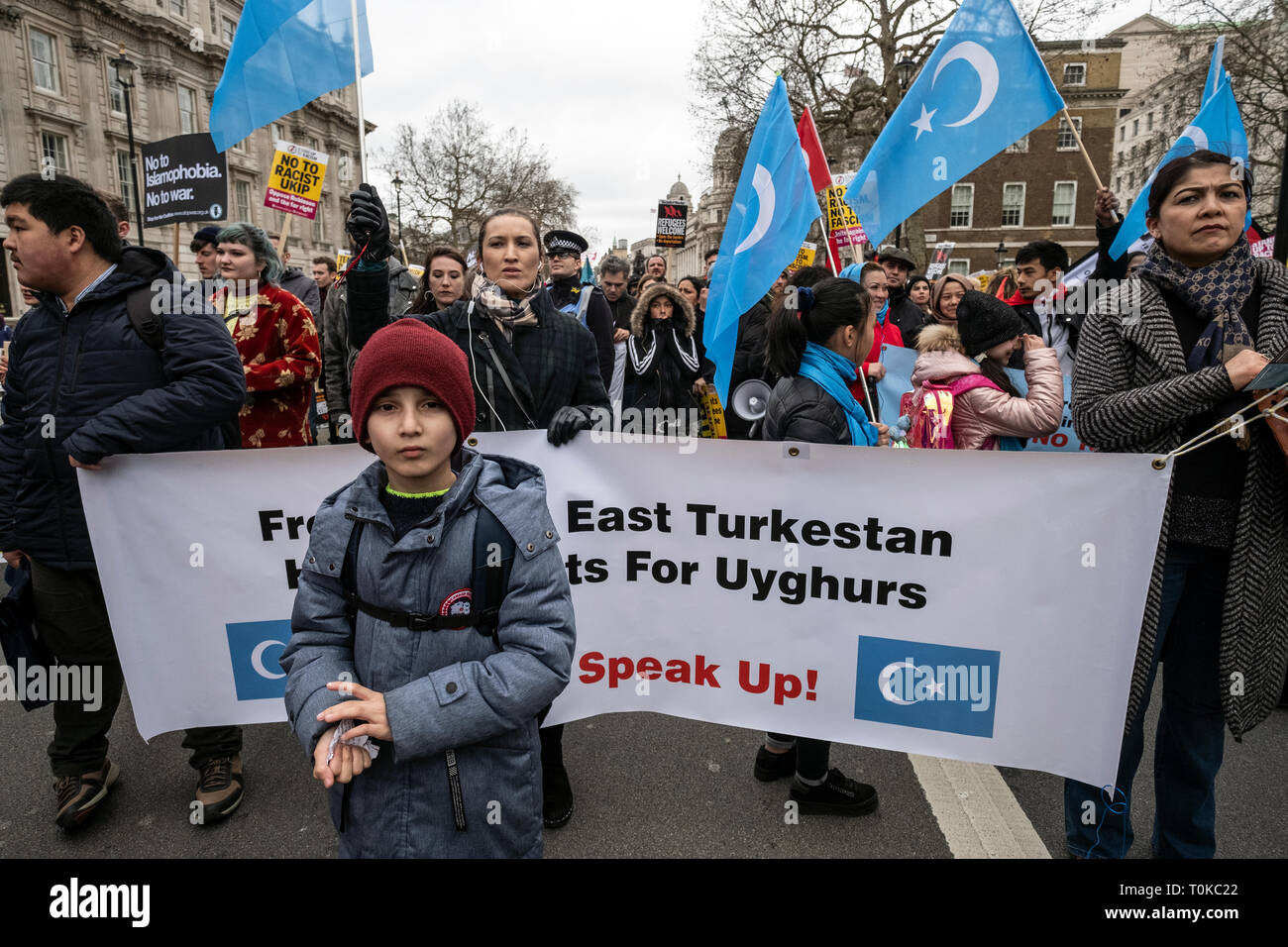 Uiguri di un gruppo etnico da East Turkestan e vivere i menti in marzo e di protesta a Londra contro la detenzione nei campi di concentramento cinesi. Foto Stock