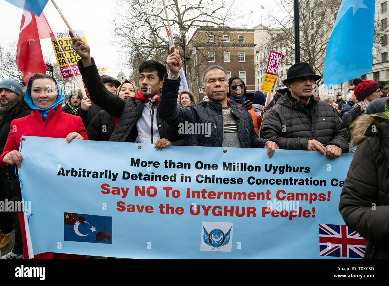 Uiguri di un gruppo etnico da East Turkestan e vivere i menti in marzo e di protesta a Londra contro la detenzione nei campi di concentramento cinesi. Foto Stock