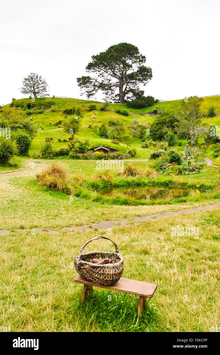 Hobbiton Movie set - Location per il Signore degli Anelli e Lo Hobbit film. Estremità del sacchetto case, quercia attrazione turistica nella regione di Waikato in Nuova Zelanda Foto Stock