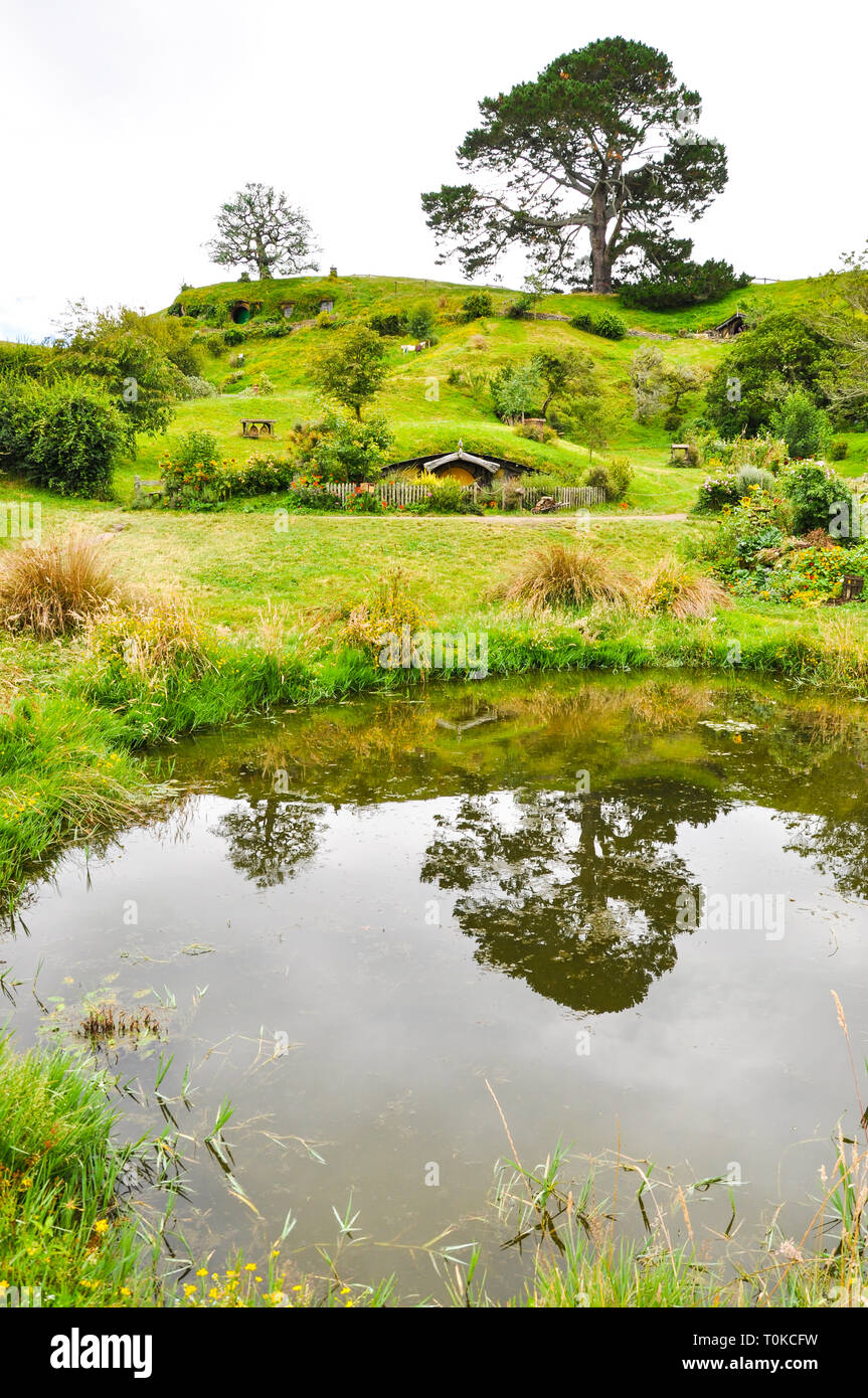 Hobbiton Movie set - Location per il Signore degli Anelli e Lo Hobbit film. Estremità del sacchetto case, quercia attrazione turistica nella regione di Waikato in Nuova Zelanda Foto Stock