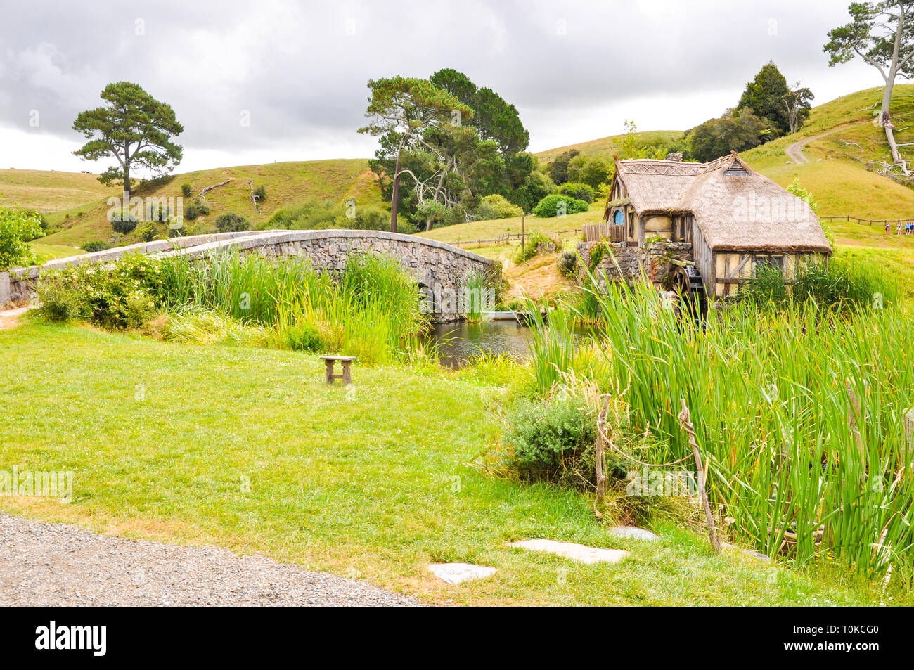 Hobbiton Movie set - Location per il Signore degli Anelli e Lo Hobbit film. Estremità del sacchetto bridge, mulino. attrazione turistica nella regione di Waikato in Nuova Zelanda Foto Stock