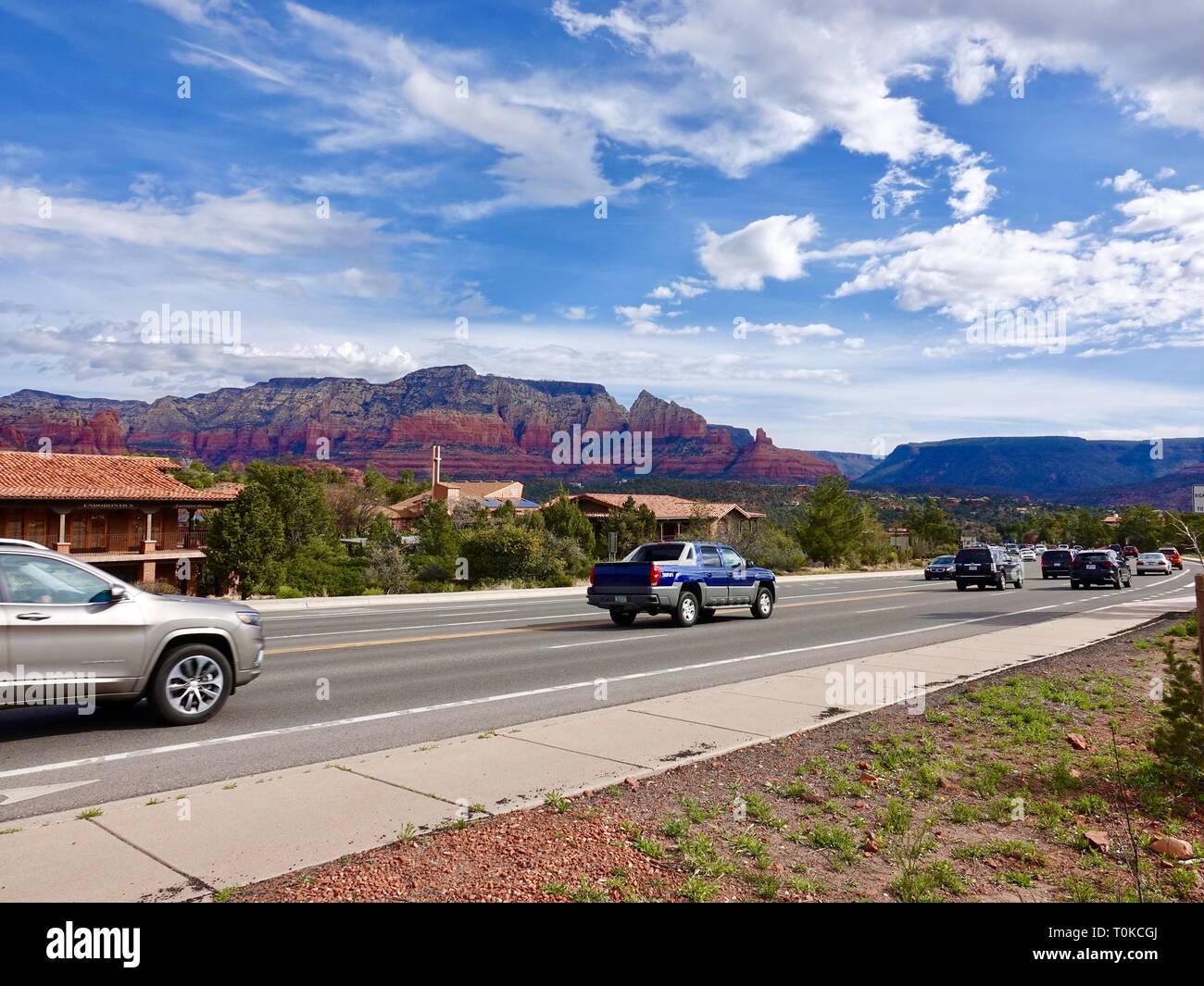 Il traffico che passa da Red Rock Mountains sull'autostrada 89a Sedona, AZ. Foto Stock