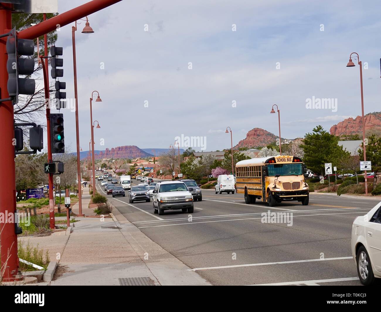 Il traffico sulla Hwy 89A in Sedona, AZ. Foto Stock