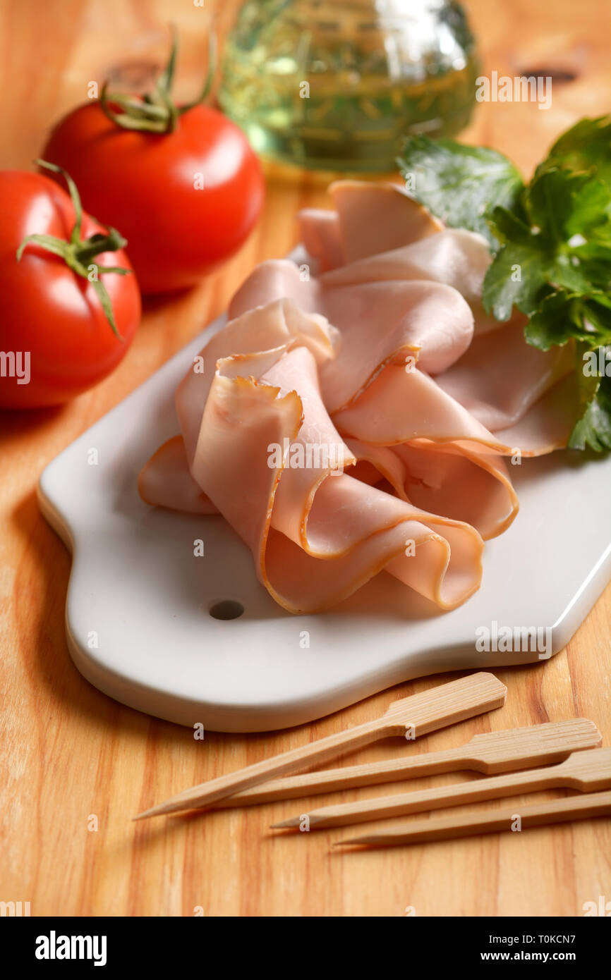 Petto di tacchino affettato in ceramica bianca tagliere - primo piano Foto Stock