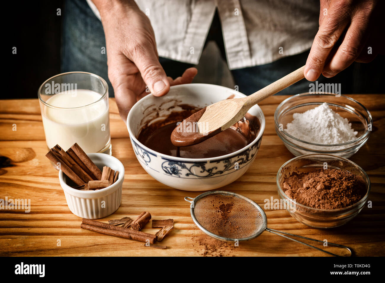 Preparazione di dolci al cioccolato con ingredienti intorno - dissaturato effetto - messa a fuoco selettiva - primo piano Foto Stock