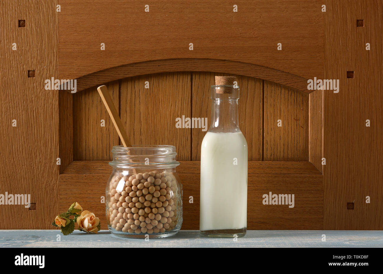 Il latte di soia in una bottiglia di vetro - primo piano Foto Stock