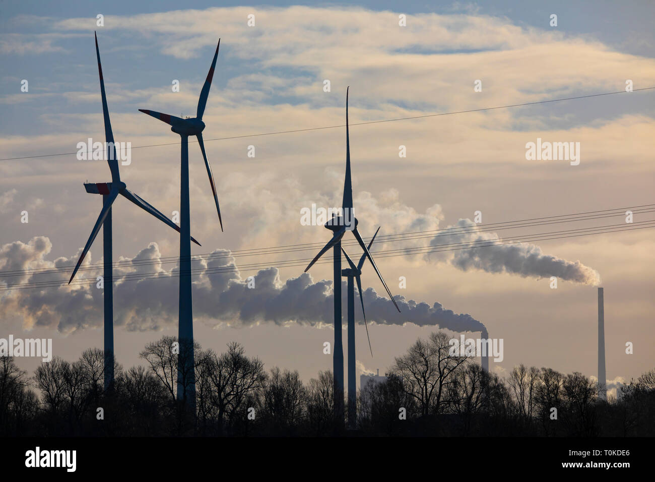 Impianti a energia eolica, wind farm, vicino a Wilhelmshaven, Uniper e ENGIE centrali, dietro,Frisia orientale, nella Germania del nord, Costa del Mare del Nord, Foto Stock