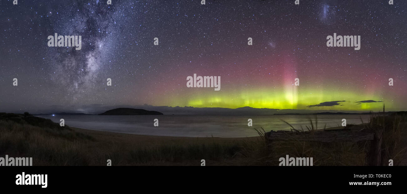 Spettacolare display dell'Aurora Australis o luci del Sud e la Via Lattea Foto Stock